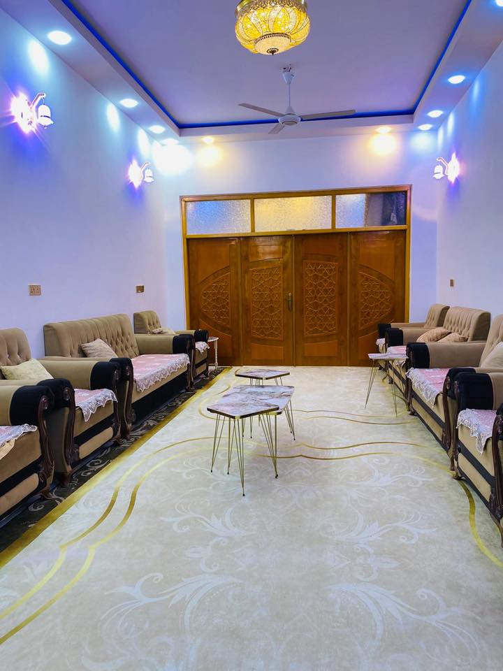 بيت ركن على شارعين المساحه 200 م طابوق كونكريت بناء حديث كله درجه اولى ديكورات بيت متعوب عليه مكانه حي الحسين شارع الشيخ زيد قريب على شارع رابع بيت عن الشارع العام للاستفسار الاتصال ***********
