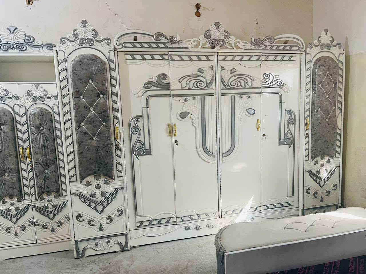 غرفة نوم للبيع 
مثل مموضح بالمنشور 5 قطع استعمال قليل قبل شهرين مشتريها السعر 750 وبيها مجال بسيط مكاني تقاطع النهروان ***********

