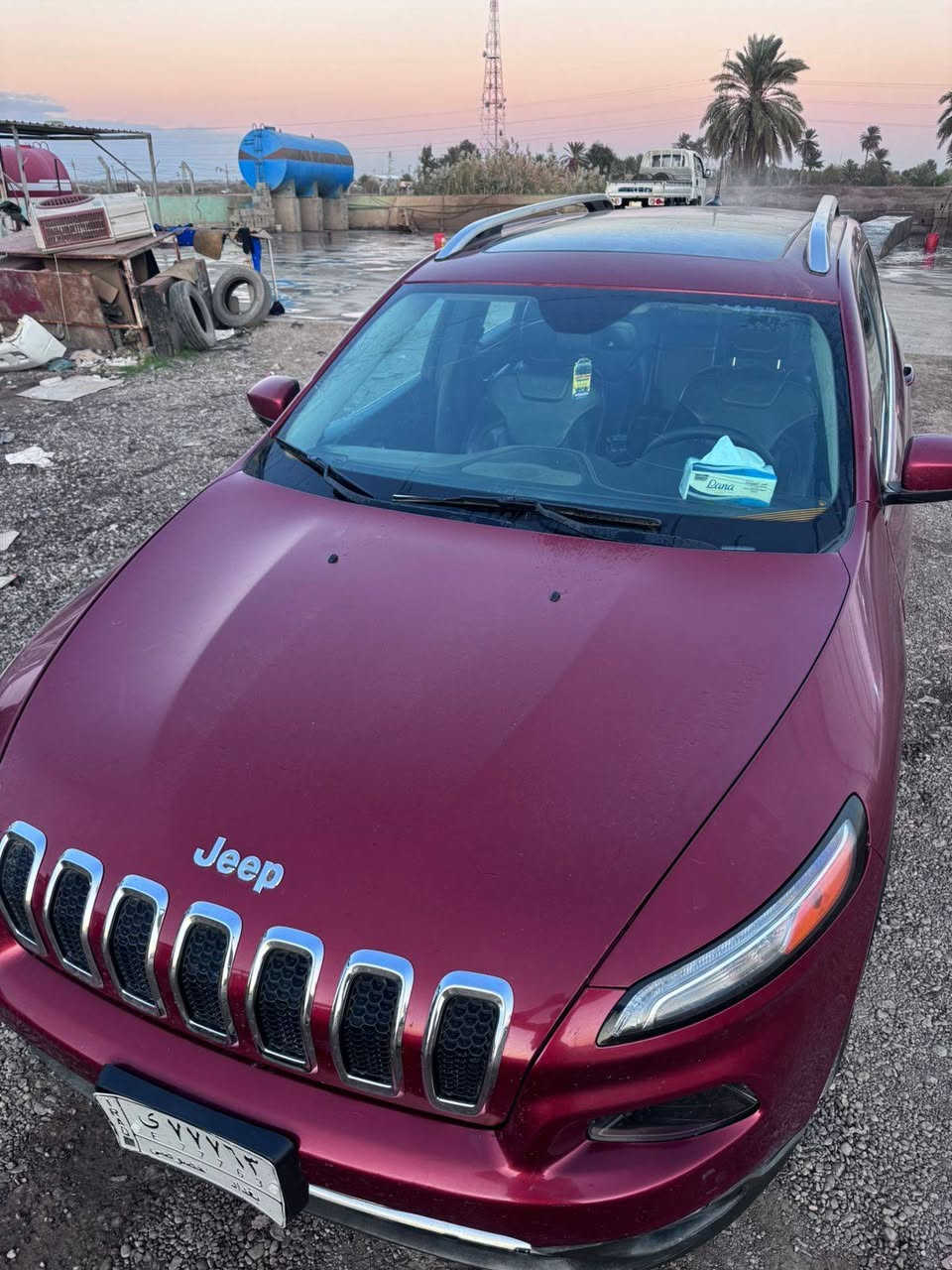 سلام عليكم سياره جيب شيروكي بزون موديل 2016فول مواصفات بيه جاملغ مبدل شركه يعني بدون دواخل الاستفسار ***********السعر 145وبيه مجال
