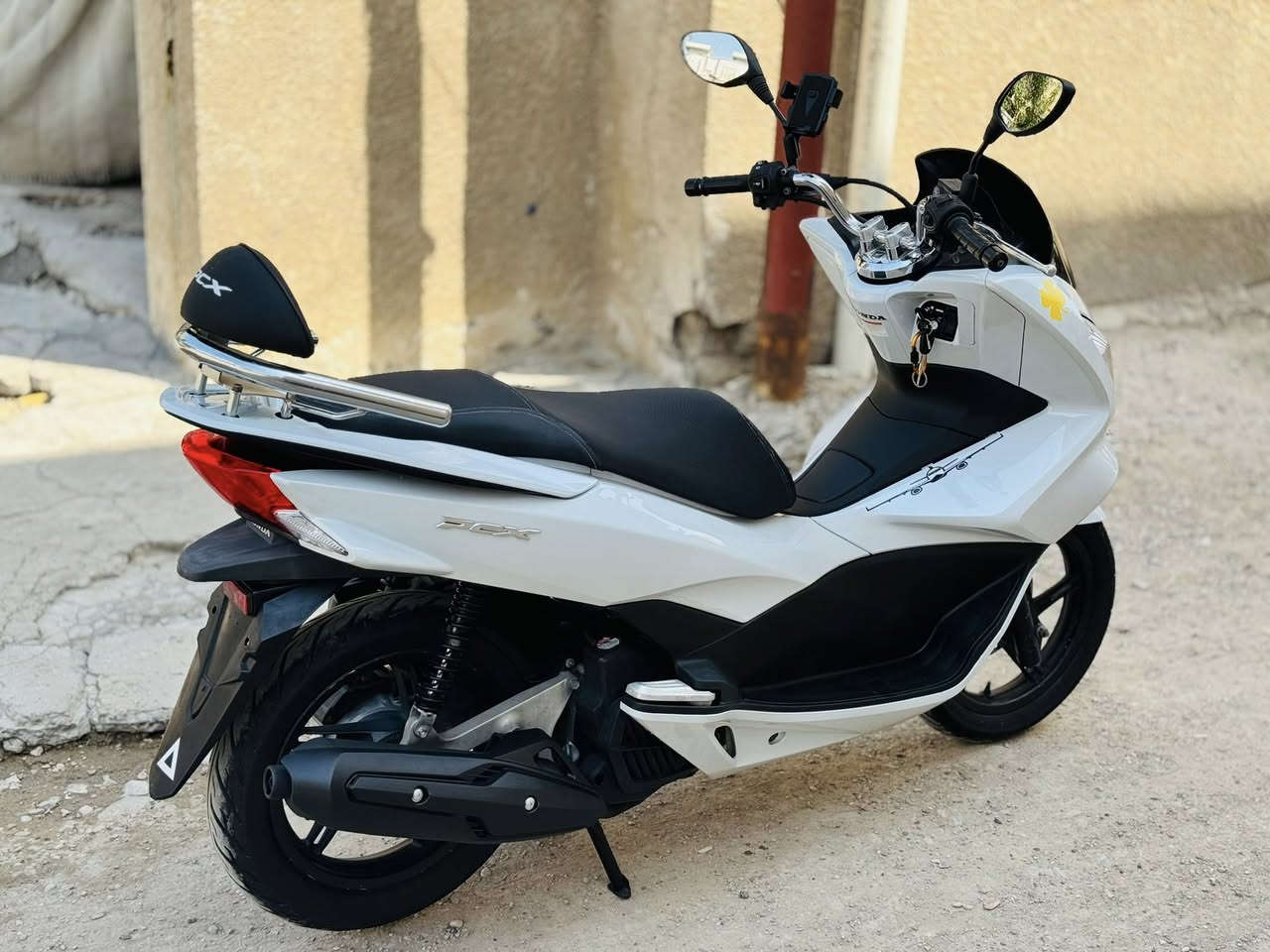 السلام عليكم. 
pcx جيل ثاني ياباني jf 
دراجه مكفوله عام. 
ماشيه 36. 
حساس ازدحام 
ستان كهربائي 
دراجه مكفوله من كلشي. 
***********. واتساب متواجد.
