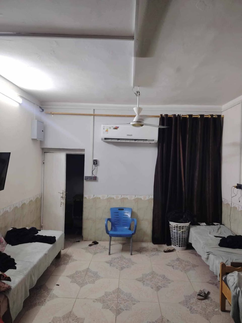 بيت للبيع في شارع البريد مقابيل البريد مباشراً
موقع تجاري ع شارع مباشراً :- 

المساحة :- 265 واقع حال =بسند 250

تفاصيل المحل :- 

البيت يحتوي ع محلات موقع تجاريةة ويرهم شقةة المحل طابقين 8ونص واجهةة و 6 م نزال علماً ان المحلات كونكريت مسلح وركن المحل الجوة درج يصعد لفوك يرهم شقةة المحلات .

تفاصيل البيت :- 

واجهه 4 امتار يحتوي :-

3 غرف 
صالة 
مطبخ 
استقبال 
صحيات داخليةة وخارجيةة .
مناور عدد 2
سطح شتايكر حديث .
----------

للتوضيح :- بيت محجوز مباردة نبيعةة محجوز واحنة نبقةة نسدد لان استقطاع الاكتروني داور بٱسمك مثقل بديون وتسديد علينةة ويداور باسمك بس يبقة محجوز فقط والاستقطاع مباشراً علينةة  .

ملاحضةة :- للبيع البيت + المحلات والمحلات ترهم شقةة لان بصفحةة مخلي درج ليفوك يصعد لطابق ثاني المحل .

رقم الموبايل غير متواجد ع فيس :- 

‏‪***********‬‏
