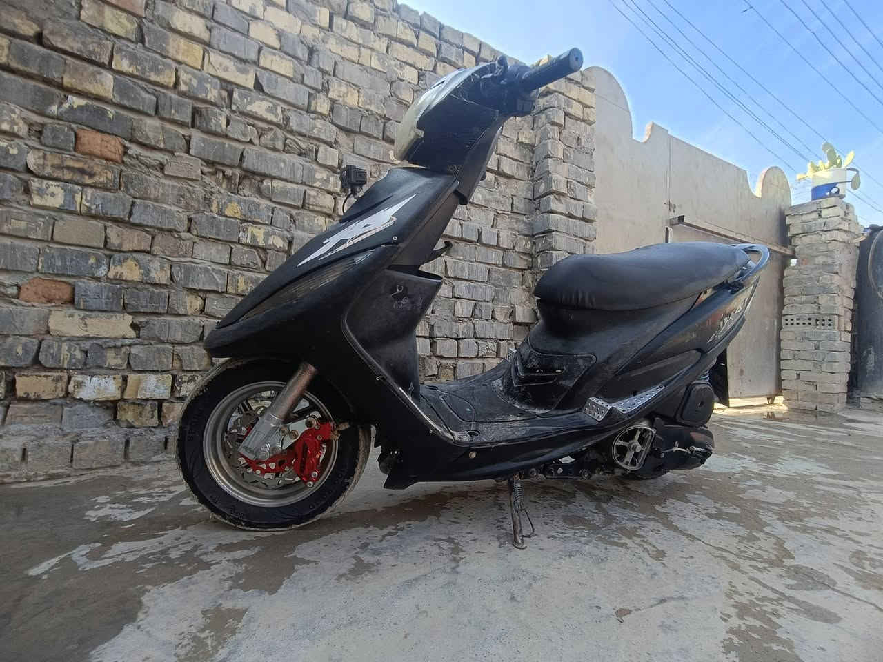 سلام عليكم
دراجه ماكس للبيع بيه تزويد 
كهربايات كله شغاله سلف هندر اوراق اصولي 
سعر 500 بيه مجال *********** مكاني بغداد نهروان
