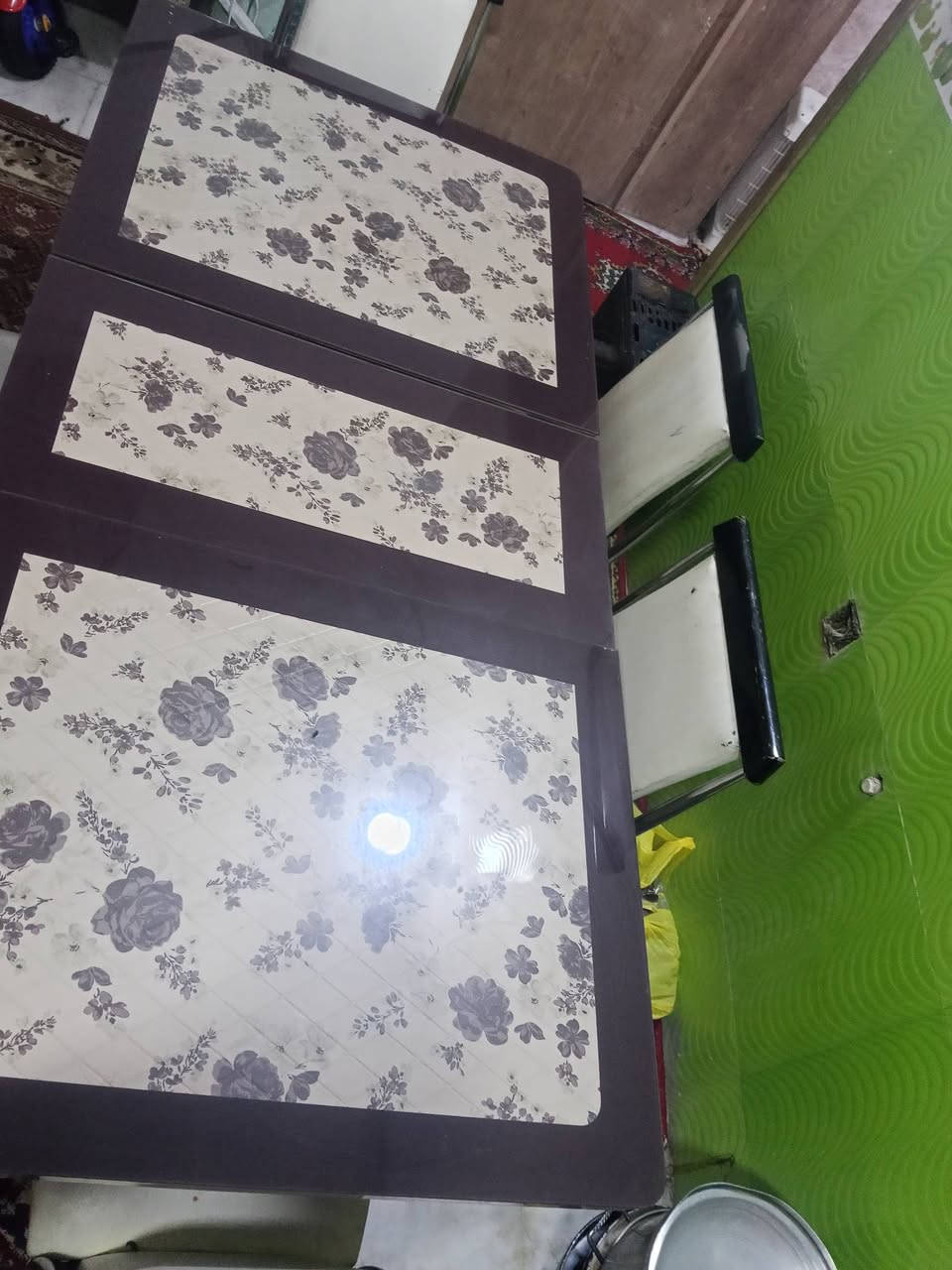 سلام عليكم
لبيع ميز طعام نضيف معه6كراسي 
مكاني كربلاء 
السعر 166 بي مجال 
***********
