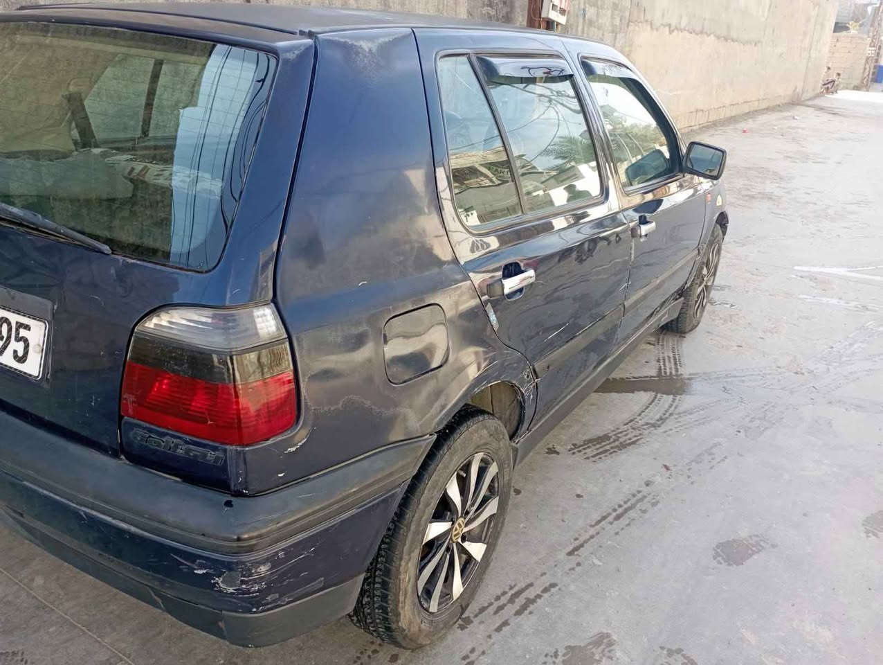 السلام عليكم 
گولف موديل 1992 وارد ياباني رقم بغداد دولي بإسمي محرك 2000 قبق ابيض المرغوب گير اوتو تبريد شغال (ثلج) مراوح مال 6 اسلندر يعني انسه الحماوة مسجل مال البينا BMW (بلوتوث اواكس سيدي فلاش) صدر امامي خلفي بحالة جيدة باتري جديد مابيها كوبون بنزين  والگشر گدام العين مكان السيارة كركوك العمل الشعبي السعر 41 وبيها مجال 
***********
*********** كركوك, العراق
