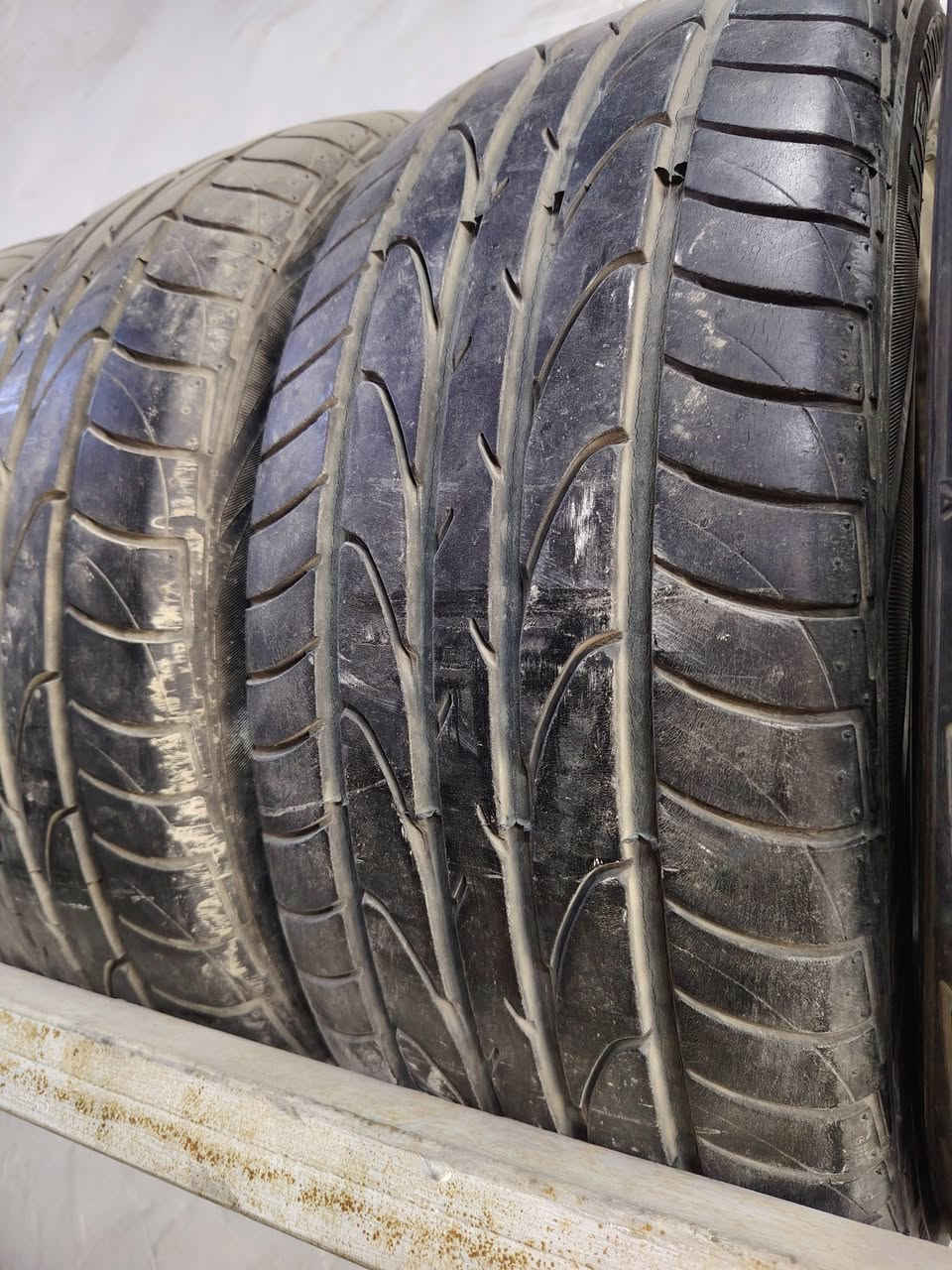 تصفية تايرات باله زيرو اخو الجديد 40 زوج شلعه وحده سعر جدا مناسب القياسات الموجوده من 16 لل 20 وبيهن اربع زواج 21 انتاج قريب  أغلبيتهم ستندر شلعه وحده سعر الزوج 23 الف قفل مكاني نجف حي النداء شارع المجمعات للاستفسار ***********
