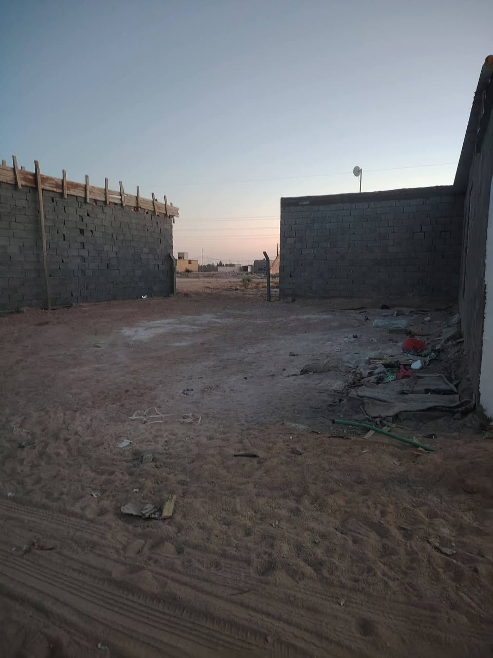 بيوت عدد ٢ + مضيف +كاع بصفهن +كرهباه +ماي +تبليط جاهزات بنيان جديد ومحد كاعد بيهن وكل واحد بنيان بي ١٥٠ متر. غرفه +صاله +مكشوفه +مطبخ +حمامات كاملات لموقع نجف شارع كربلاه جهت يا علي عمود ١٩٣  لسعر لواحد ٢٠ وبي مجال لرقم ***********
