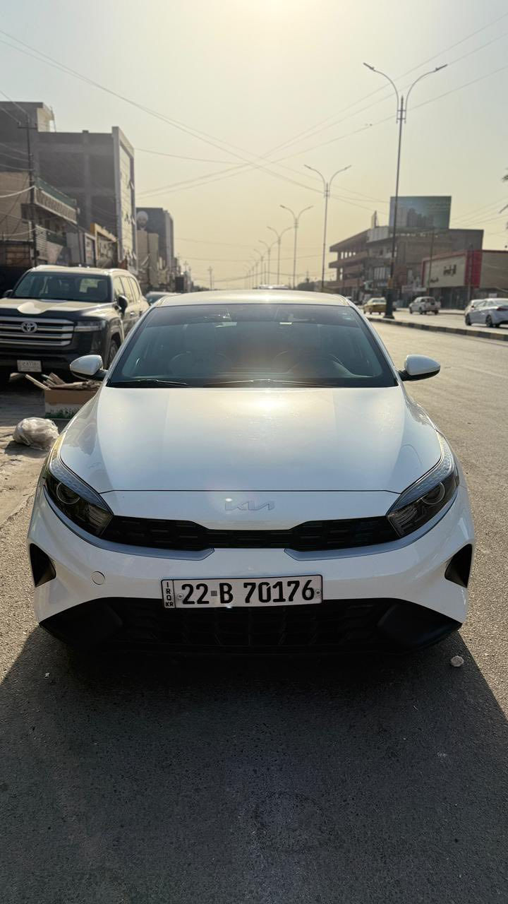 سيراتو موديل 22خليجي محرك 1600دوش 
مواصفات نص فول تبريد قطعتين حساس خلفي تحكمات ستيرن جهتين مغلفة من الداخل مابيها ولا قطرت صبغ بيها شخط صغير بالباب وطخة صغيرة بالجاملغ وتكحيل بالدعامية وكلشي موضح بالسونر وبالصور ماشية 82 ألف كيلوالسعر 165
مكان السيارة بغداد الاتصال ***********
