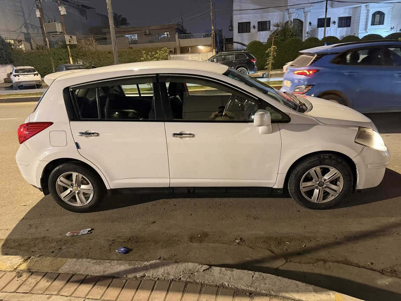 السلام عليكم نيسان فيرسا 2008 حادثها جاملغ وبنيد ومرشوش نص الباب جهه الي بصف السائق من امريكا السياره جانت متروكه ماشيه 77 سياره نظيف مكينه بيها دخان بسيط بس صافيه ومابيها اي شي تخم تاير باسمي السياره السعر 75 بيها مجال شي كلش بسيط بغداد الرقم :***********
