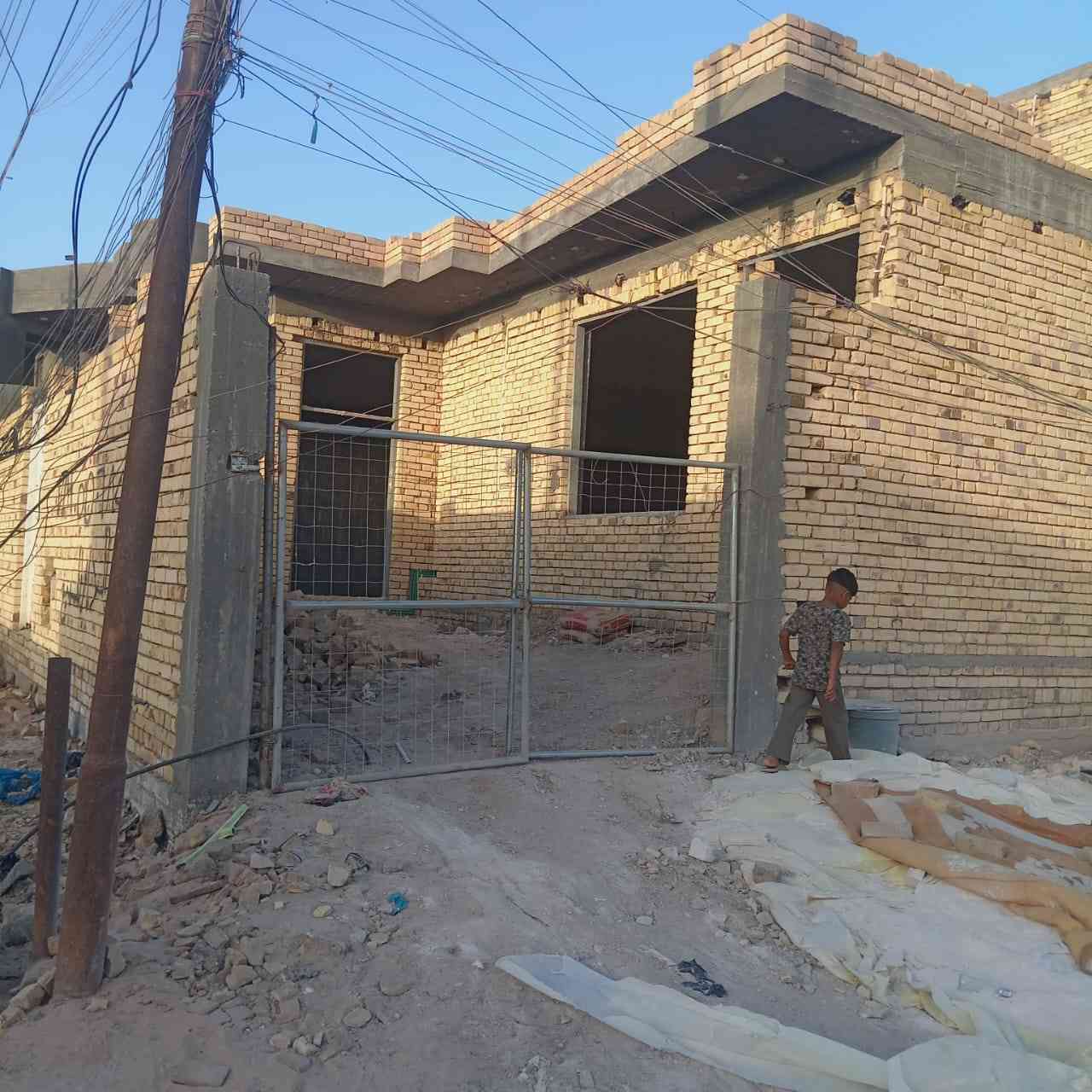 بيت مساحته 260متر زراعي بحي الصحفين 
ركن الخدمات ماء ومجاري وكهرباء 
بيت مال عائله كبيره 
يحتوي على غرفتين وكل غرفه تحتوي سويت 
صاله كبيره 
مطبخ حار وبارد 
وباقي التفاصيل عند الاتصال 
***********
