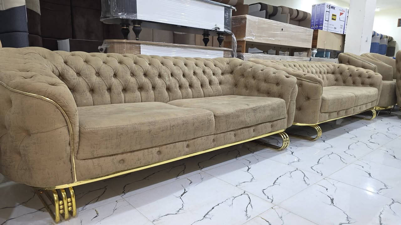 📢 عرض خاص: فخامة التركي بسعر البالة! 🛋️🇹🇷
يعلن مجمع الربيع للأثاث المنزلي عن توفر تخم "لقطة" يجمع بين التصميم الملكي والنظافة الفائقة:
 * الموديل: تركي (تشيسترفيلد) عصري، لون بيجي ملكي مطعم بإطار وقواعد ذهبية.
 * السعة: 10 مقاعد كاملة (جامبو).
 * الحالة: بالة درجة أولى، نظافة ممتازة جداً (نفس الصور تماماً).
 * التصميم: ظهر كابتوني يدوي مع أرجل ذهبية مودرن تضفي لمسة من الأناقة.
💰 السعر:
650,000 دينار فقط! (سعر تنافسي جداً مقارنة بالموديل والحجم).
📍 العنوان:
محافظة واسط - قضاء الصويرة
طريق (بغداد - صويرة) | مقابل محطة رضا الصالح الثانية.
بالقرب من مطعم هنداس (للمتوجهين نحو الصويرة).
📞 للاستفسار والحجز:
يرجى الاتصال على الرقم التالي:
***********
مجمع الربيع.. اختياركم الأول للأثاث الراقي والمتين.
