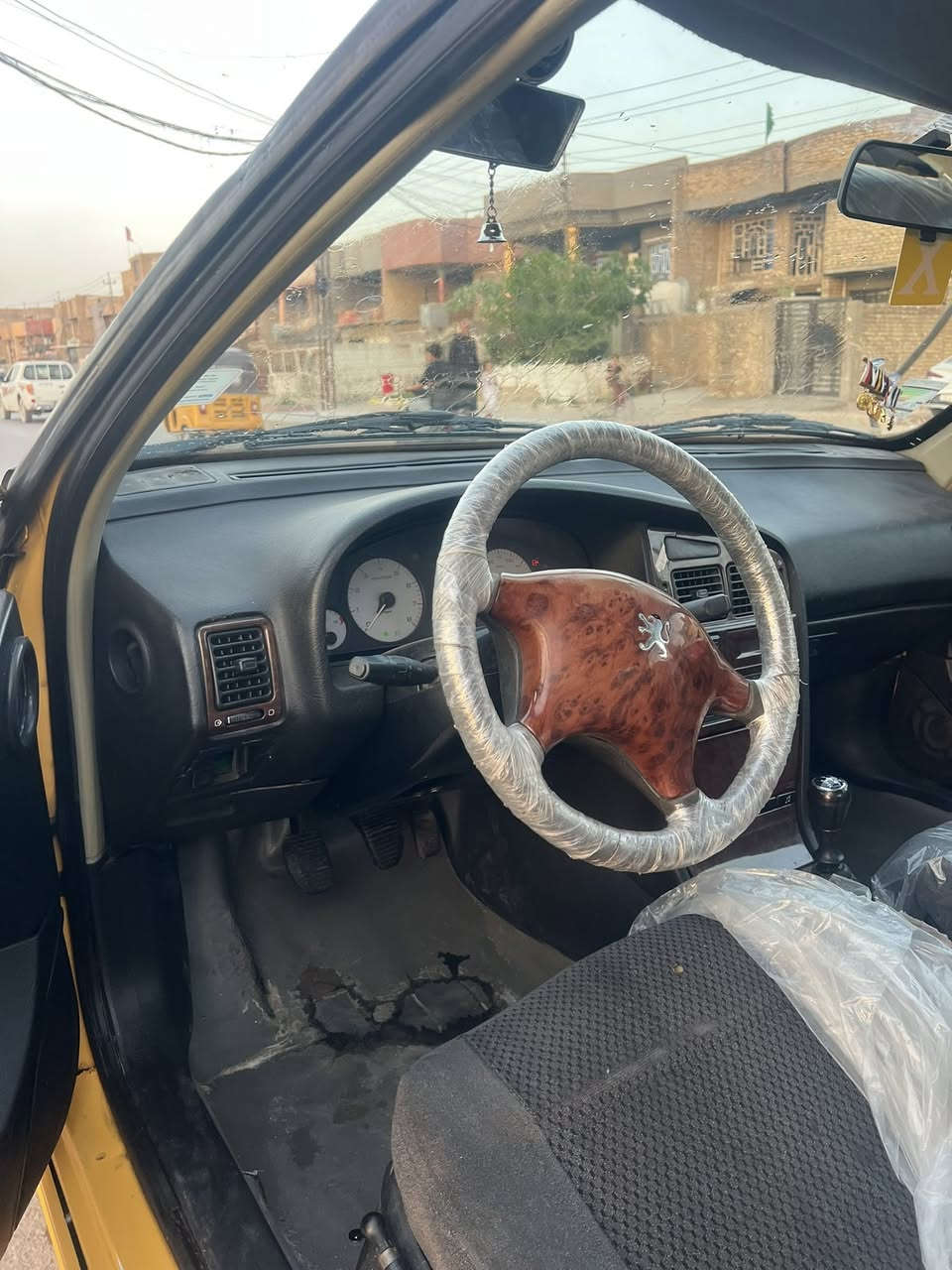 سلام عليكم بارص موديل ٢٠١٥ سياره مكفوله ماعده لبنيد بدل جاهزه من كل شي مصفره هيه وغرامات عارضه ٤٧ وبيه مجال عنوان شماعيه رقم ***********
