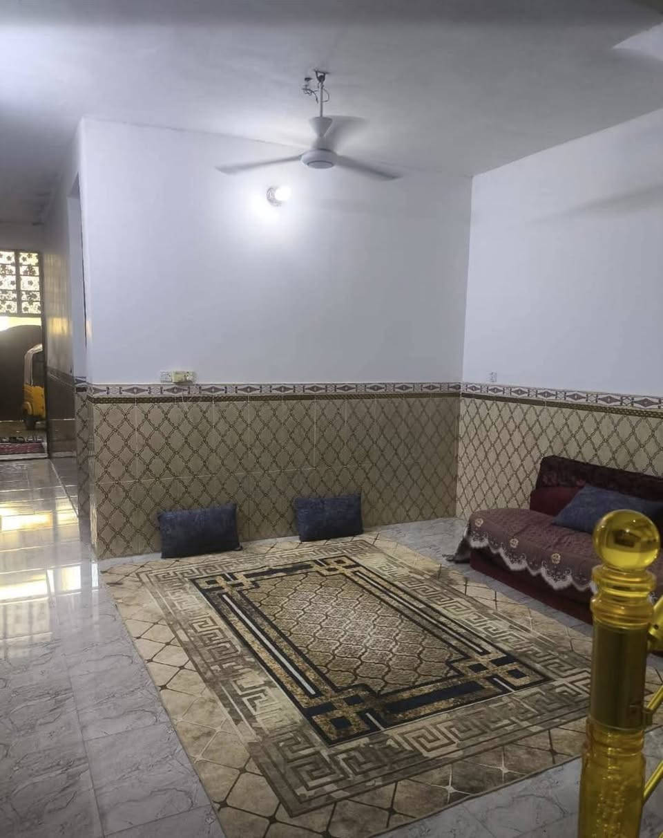 سلام عليكم بيت للبيع حي السفير الفرع مقابل افران علي الهادي المساحة 125 طابقين اربع غرف سويتات بناء حديث السعر142 للاستفسار ***********
