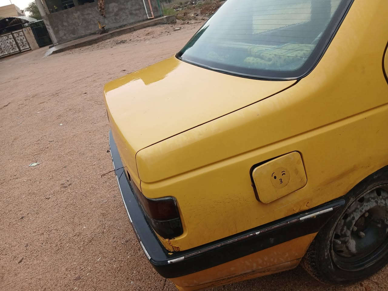 السلام عليكم بيجو ٤٠٥ موديل ٢٠١٢  سعرها ١٣ ورقه ..سنويتهه منتهيه ب ٢٠ /بيهه ظربة بجاملق الأيمن وموضح بصور البدي حلو وشوف العين مابي تعمير هواي  دعاميتهه موجودة بس من الحادث انكسرت ومبينه بصور تنشد وكلشي مابيهه غرفتهه حلوة ومبدل الها اسفنجات وأرضيتهه مدوشمة وكاملة نوزلات جدد كوري وبلكات جدد المكينة مجفته وكيرها حلو  .كلج جديد درايمات جدد مشط سترين ايساكو مال بدون دبل الحديث باور جديد اغلب غراضهه جددد هواي طولت بشرح حتى لا تسألني عليهه بعد ....السيارة موجودة  بلبصرة بابوالخصيب طريق الصحراء..***********
