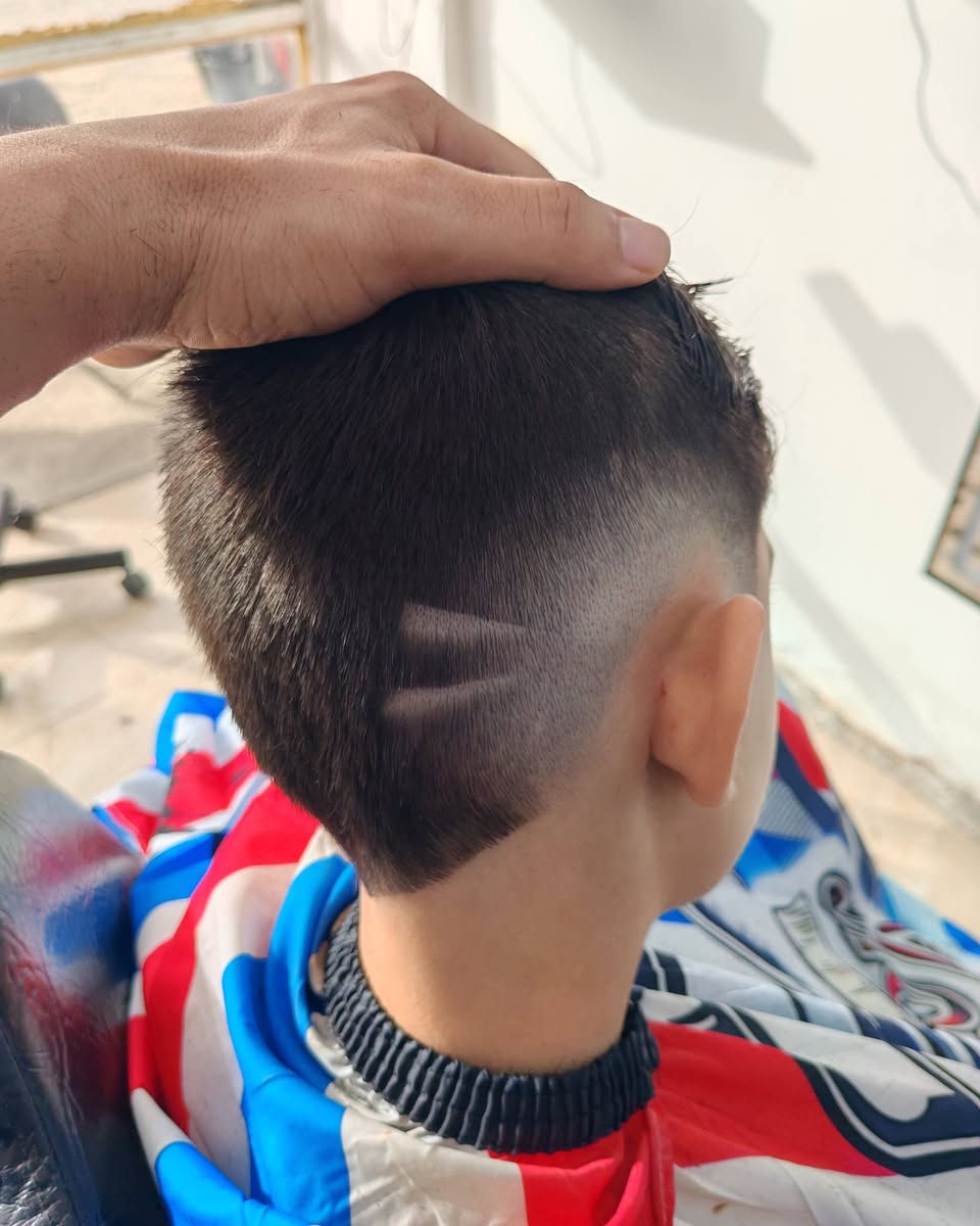 عرض العيد.💇🏻‍♂️
حلاقه + تسريحه + تنضيف بشره بلجهاز + بخار  💆🏻‍♂️
كل هاذ ب (10 💵) فقط 

حلاقه Black 💈

العنوان الحسينيه الجريخي تقاطع بيت ورد
 مقابل حسينيه ابو الفظل العباس 

*********** 📞 سجاد الحلاق
