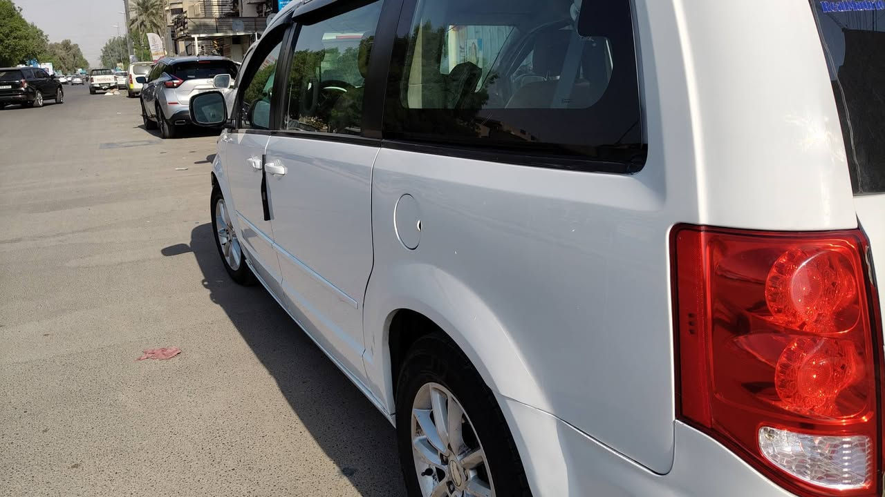 السلام عليكم
دوج كرفان  sxt
موديل 2016
عداد المسافة 120 km

( المواصفات ) 
مقاعد الأماميه كهرباء 
ابواب والصندوك كهرباء 
نضام مانع انزلاق 
نضام توفير الوقود 
تشغيل عن بعد 
مقاعد ملكي سياحي
ثلاث قطع تبريد 
كشنات مخمل
تحكمات ستيرن 
كامره خلفيه 
شاشه بلوتوث 
حجم المحرك 3.600
رقم بغداد الدولي  سنويه باسمي 
كير محرك كفالة 
تبريدها ثلج
السعر 150$
العنوان بغداد الشعب
***********
