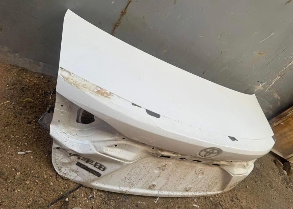 السلام عليكم
صندوك كورلا خليجي وارد صيني شكل الامريكي 
بلادي فاتحه من سيارة بي بس هاي الطعجة 
من يم العلامة مبينة بالصورة 
مكاني بغداد
 ‭***********‬
