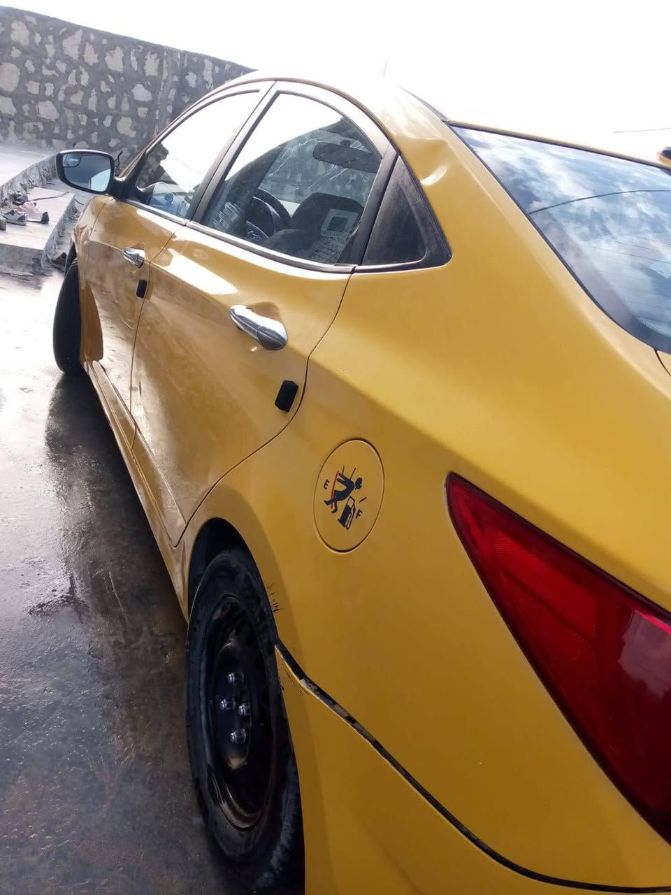 السلام عليكم اكسنت موديل ٢٠١٥ وارد امريكي حادث الجاملغ اليمنة الخلفي كير مكينة مكفول الصدر نظافة ٧٠ بلمية السيارة جاهزة للشارع للستفسار على الرقم ***********
