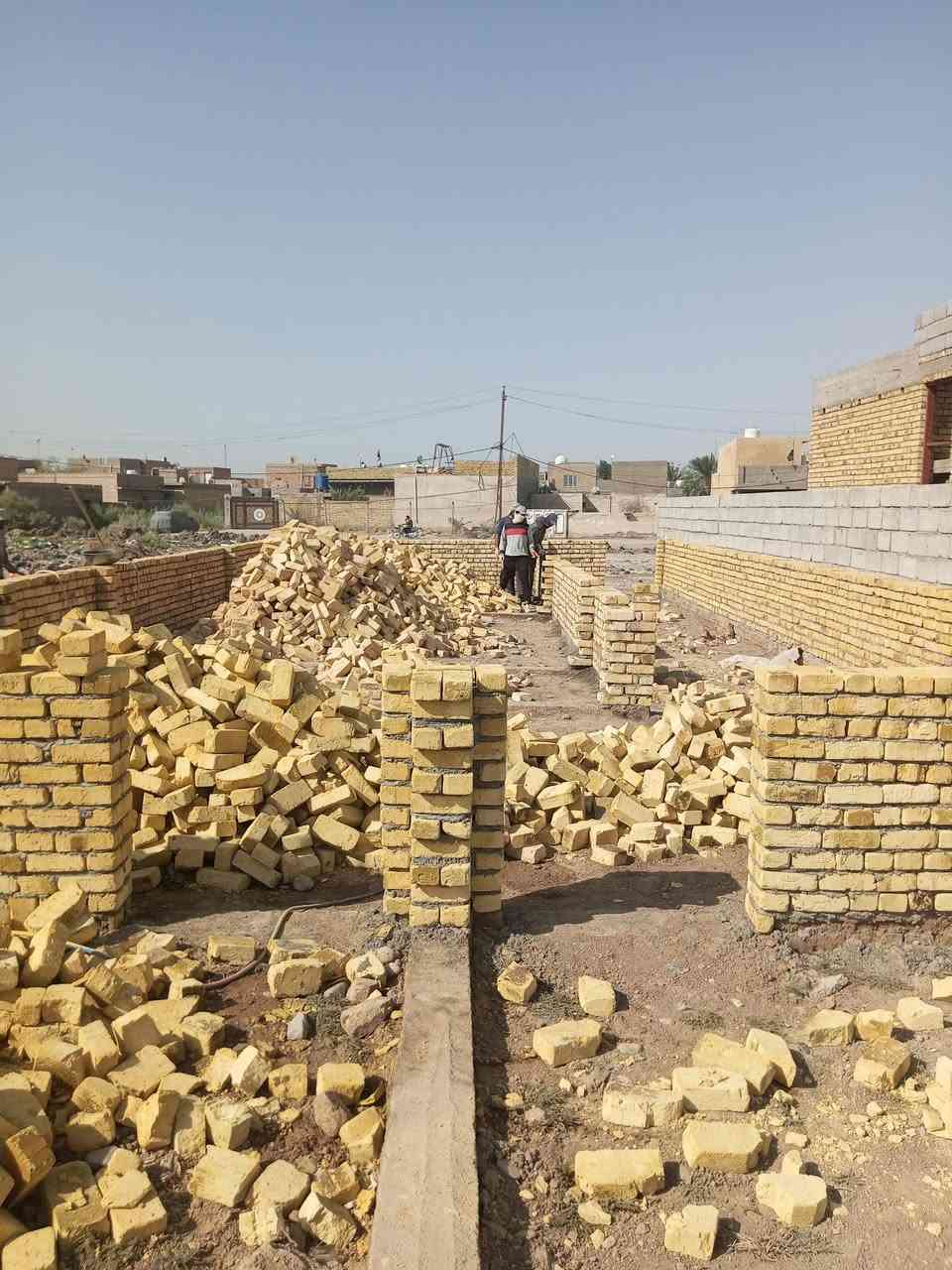 السلام عليكم هيكل للبيع شارع النفط المكان شارع مشويات ام البنين وره شارع بيت چليب بشارعين . بشارع حسينيه قائم ال محمد
المساحه. نزال 35 و الوجه 8 
ماء + مجاري + كهرباء.بالباب وفلوس المجاري مدفوعه 
يتكون من 2 غرف و صاله و صحيات 

و تارك الاستقبال و المطبخ البتلو طالع مالتهن 

الرقم ***********
