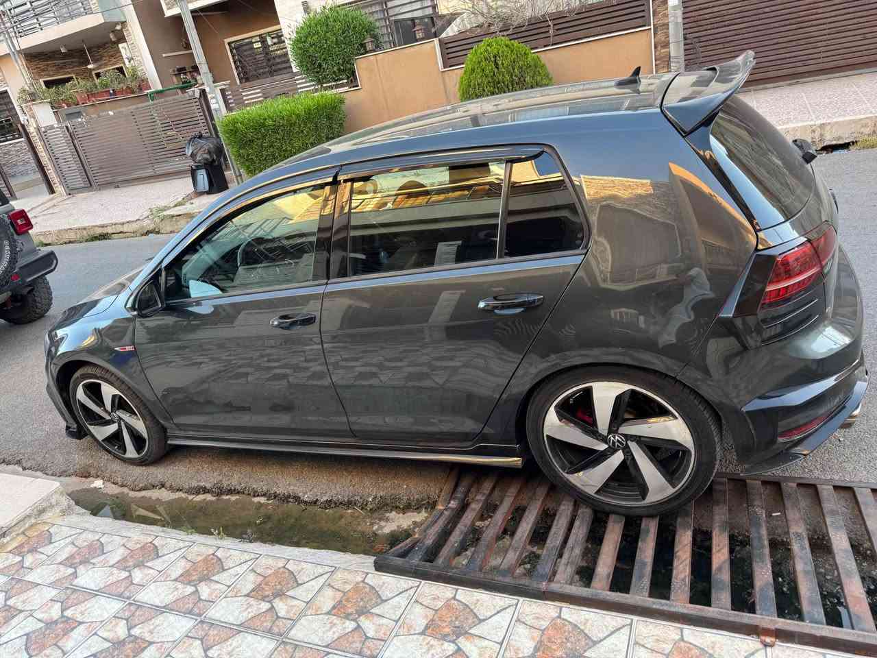 غولف GTI 2.0 
2017‏
السيارا عليها داون بايب +مبرمجة طلقات + ستيرن كاربون امريكي اصلي + كيتش الكتروني 
الون مالتها اسود مميز 
رقمها دهوك 
تحويل بشرط 
غير ومحرك بشررط 
ماشية 150k
بدون دواخل بدون ايرباك بشرط 
بيها 5 قطع حادث مالتها خفيف بتشم وصندوق بشرط 
السيارا حيل نظيفة ومصروف عليها هواي 

مكاان السيارا أربيل عنكاوا 
*********** أربيل, العراق
