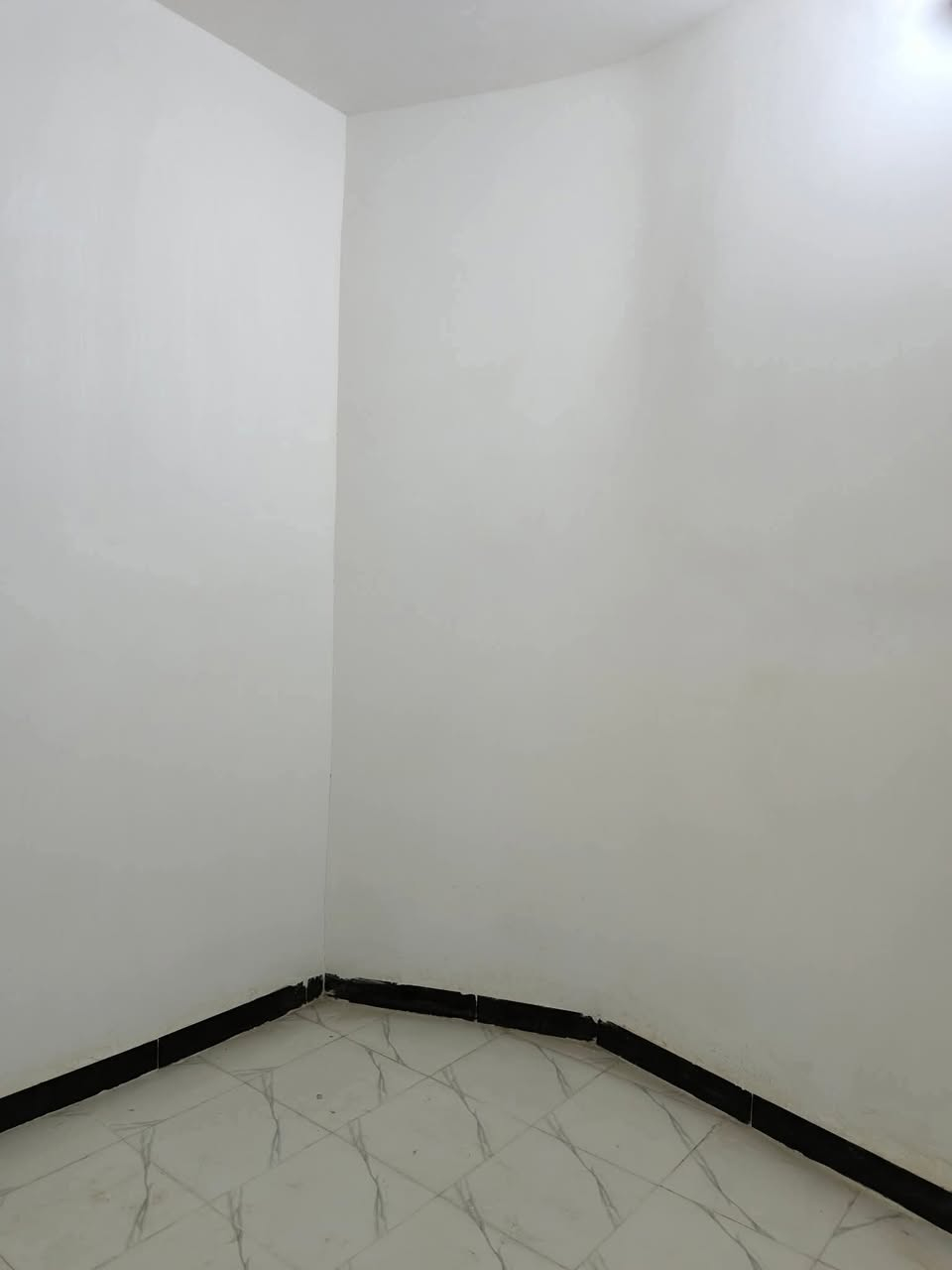 السلام عليكم 
دارين اثنين للبيع أو مراوس بقطعه 
مكان مميز
طابو زراعي سند 25 
العنوان // بابل المدحتيه المعاره خلف دار الأستاذ   محمد كامل اللوفه الحاده ركن على شارعين امامي 7متر جانبي6متر
المساحة لكل بيت //١٤٠متر 
نوع البناء طابوق السقف صب كونكريت 
بناء حديث سنة ٢٠٠٢٥
تحويل البيت 
 ثاني يوم بعد الشراء
تفاصيل البيت يتكون  من
عدد الغرف 2
استقبال 
صاله 
مطبخ
ممر عدد 2
طارمه 
صحيات داخليه و خارجيه
خدمات كامله من ماء وكهرباء 
وتبليط قريب على الشارع الرئيسي 20متر
السعر //البيت الواحد ٧٠ مليون وبي مجال
سنة البناء 2025
البيت حلو ومابي اي نقص 
ملاحظه/ البيت فارغ حالين 
وايضا يوجد خط مولده وكهرباء وطنيه شغال البيت منور اي نقص بلبيت ماموجود 
بناء جديد
للاستفسار
مراجعة مكتب دلالية وائل الهندي 
شارع ٦٠ قرب سلوان أبو الكاشي مقابيل فرع علي قماره 
*********** 
***********رائد الهندي
