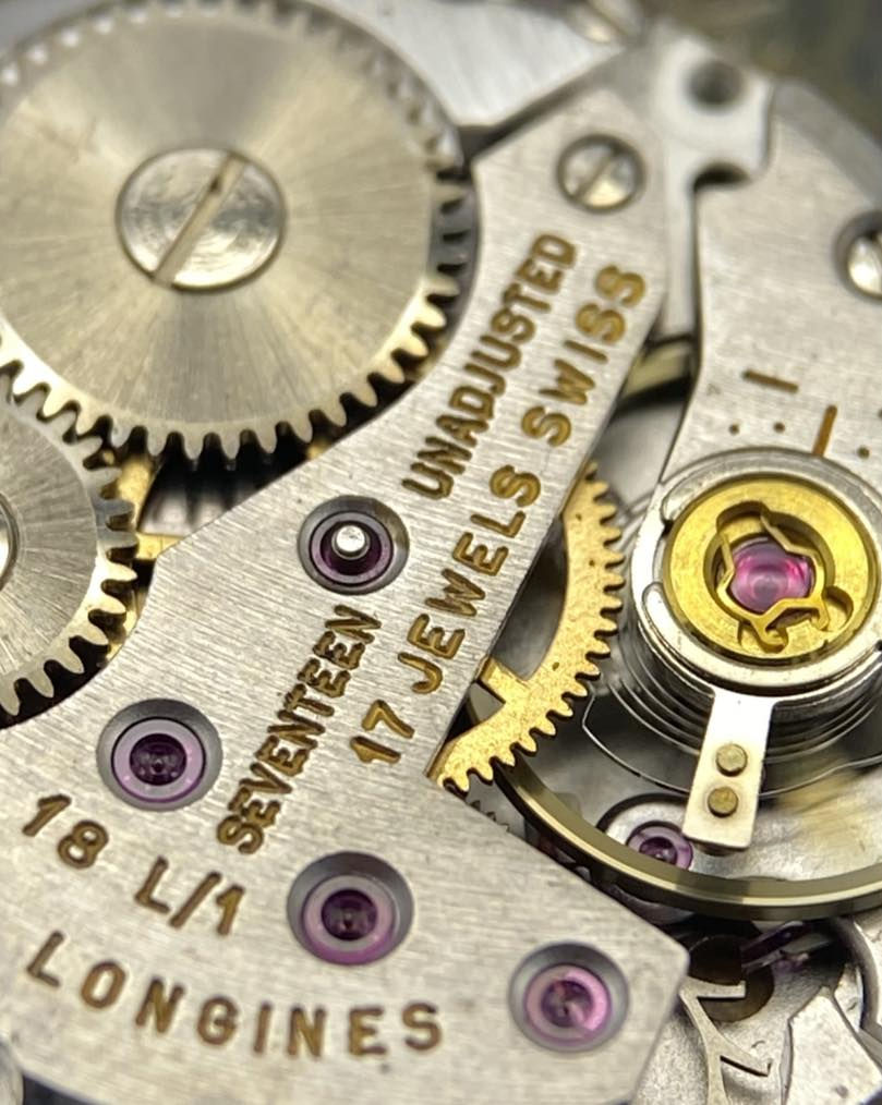 LONGINES 
موديل التانك 
نصب تكويك اهداء خاص 
نظافة مُمتازة جدًا 
رجالي 
السير مُستبدل البوك بلادي 
ابعاد الساعة ٢٥*٣٧ مع الاذانات


**إذا كنت صاحب هذا الإعلان وتريد حذفه لأي سبب، رجاءا أرسل رسالة إلى الدعم الفني**