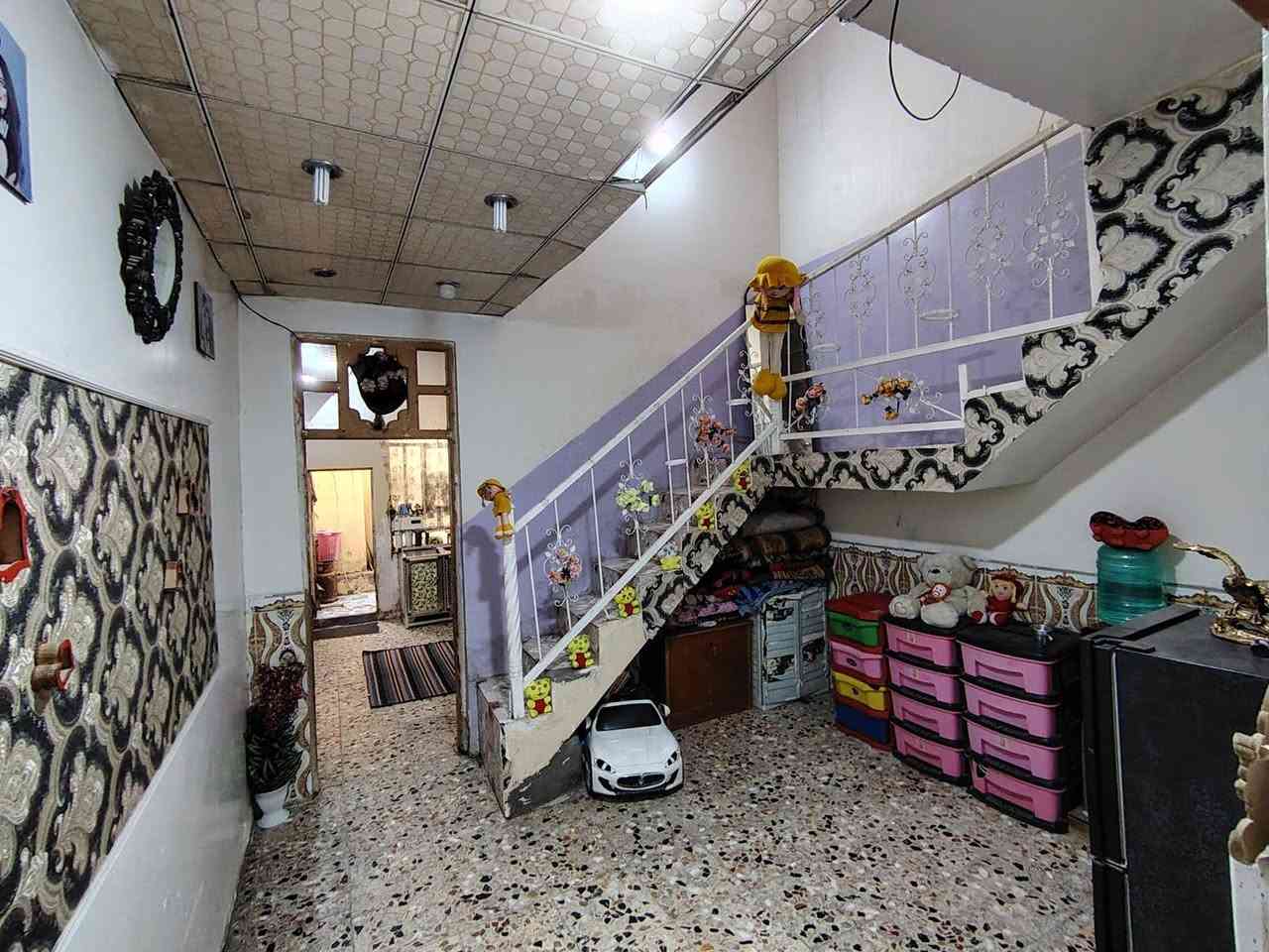 السلام عليكم بيت 100 متر طولاني يحتوي صاله كبيره + هول + مطبخ + غرفه فوق ارضيه نظيفه جدران جدران نظيفه سقوط ثانويه بناء طابوك السقف صف عنوانه ورديه خارج خط النفط قرب أسواق ابو سلام السعر 32 متواجد خط واتساب ***********
