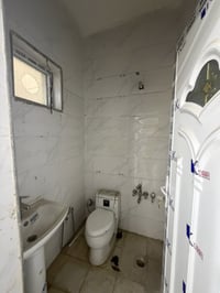 مشتمل اللاجار الشعب خلف سوك شلال ٥٠ متر استقبال   وخدمات ومطبخ وحمام ف...