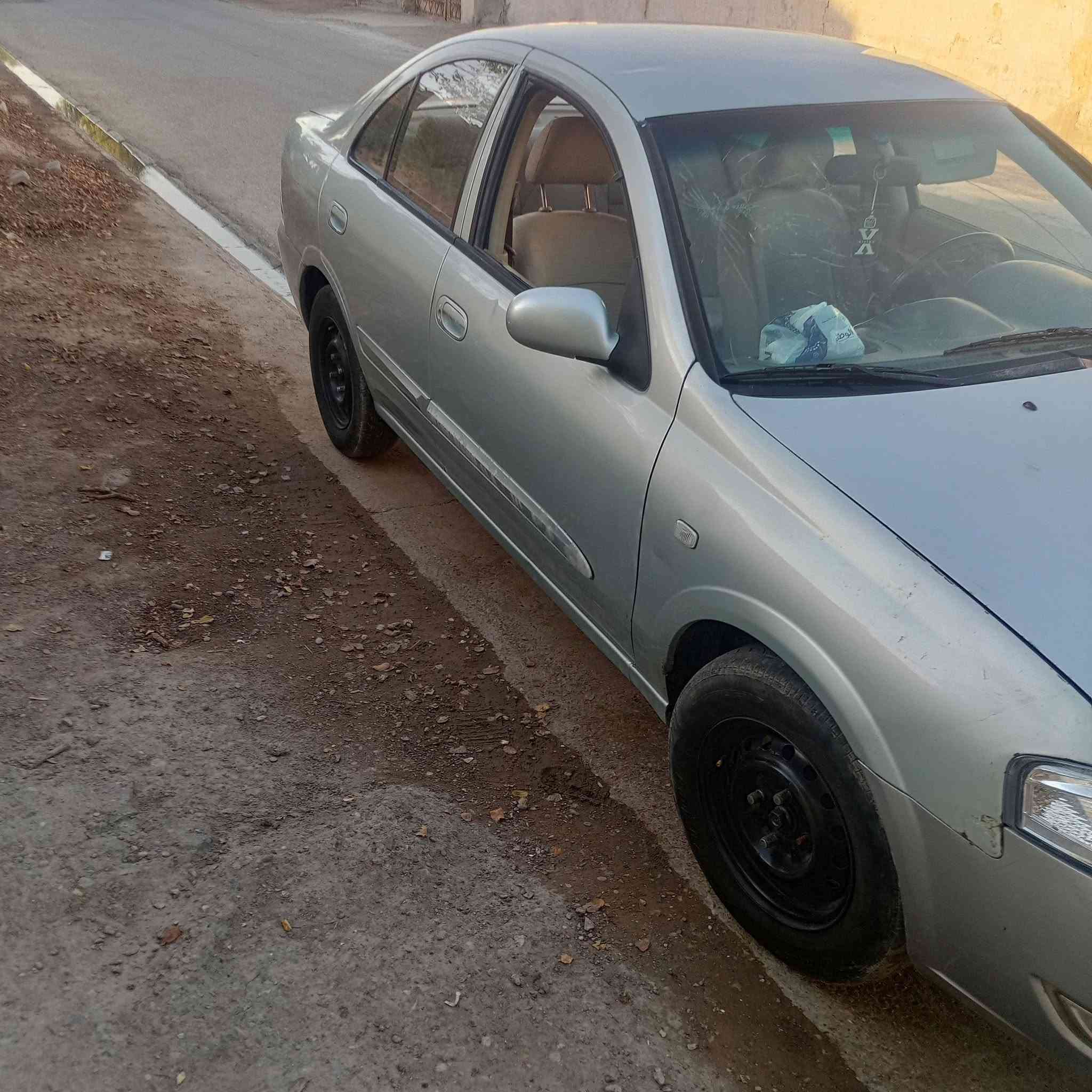 سلام عليكم نيسان سني كوري 2007 للبيع بيه جامرلق الايسر وبونيد مبدلات ابلاد اصلي.الاتصال على الرقم .***********
