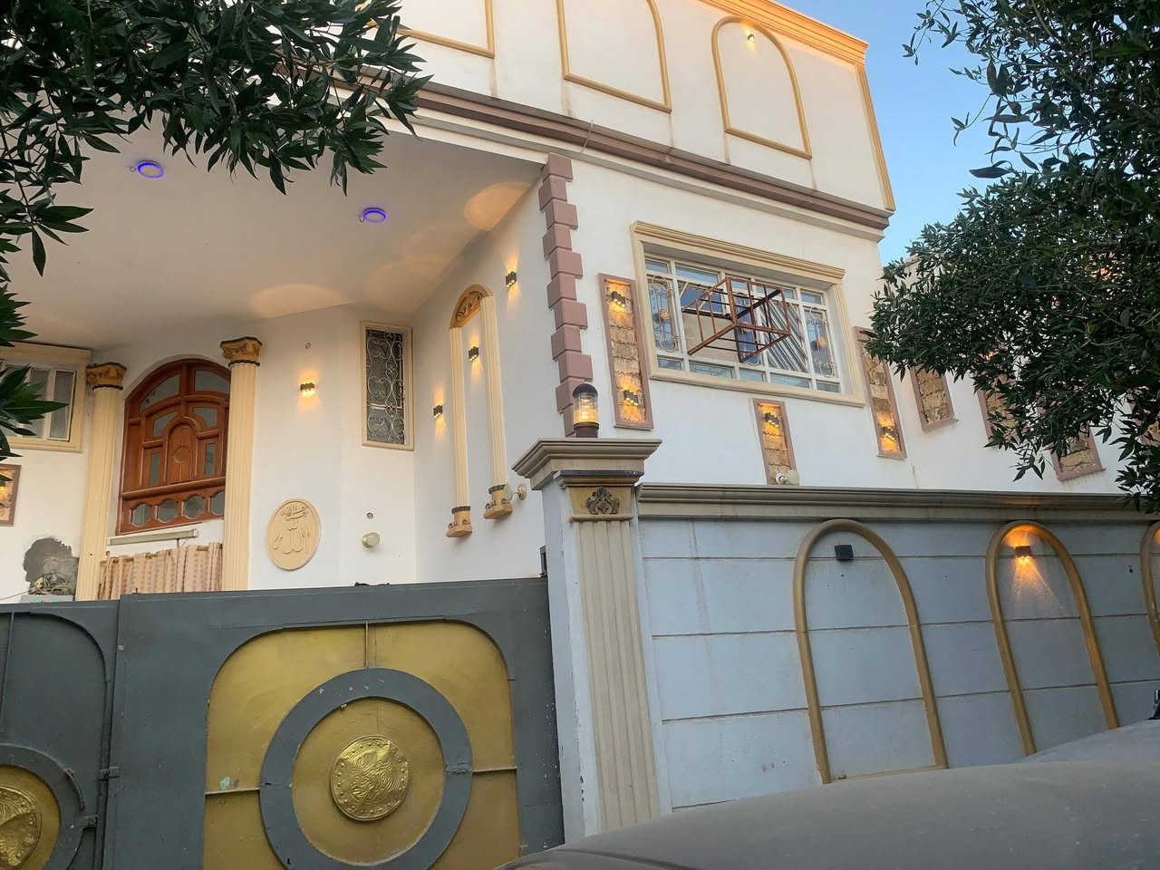 دار للبيع
الشعله  فرع جامع ابو عباس
المساحة ٢٨٠ متر 
طابقين
 الاول استقبال ومطبخ غرفتين وحمام داخلي وصاله كلش كبار 
حديقه گراج سياره صحيات

 الثاني سويت وغرفتين وصاله وحمام 

 الثالث مخزن عباره عن غرفه
 
لا يباع مبادره ولا يراوس ولا تقسيط ولا يؤجر 
***********☎️
