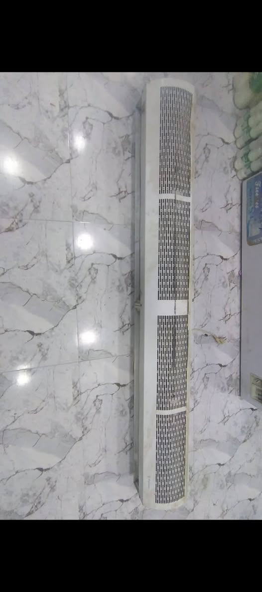 السلام عليكم للبيع برده هواي تنحط بل باب ميدخل تراب للبيت او للمحال نضيفه كلش مامستدمه شي قليل الطول ٢متر  *********** مكان طوريج
