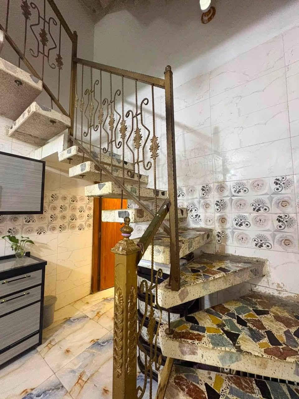 بيت مساحه 55متر ركن 3غرف نوم مكان قرب ملعب الاتحاد البيع البيت جديد اي استفسار اتصل
على الرقم ***********
