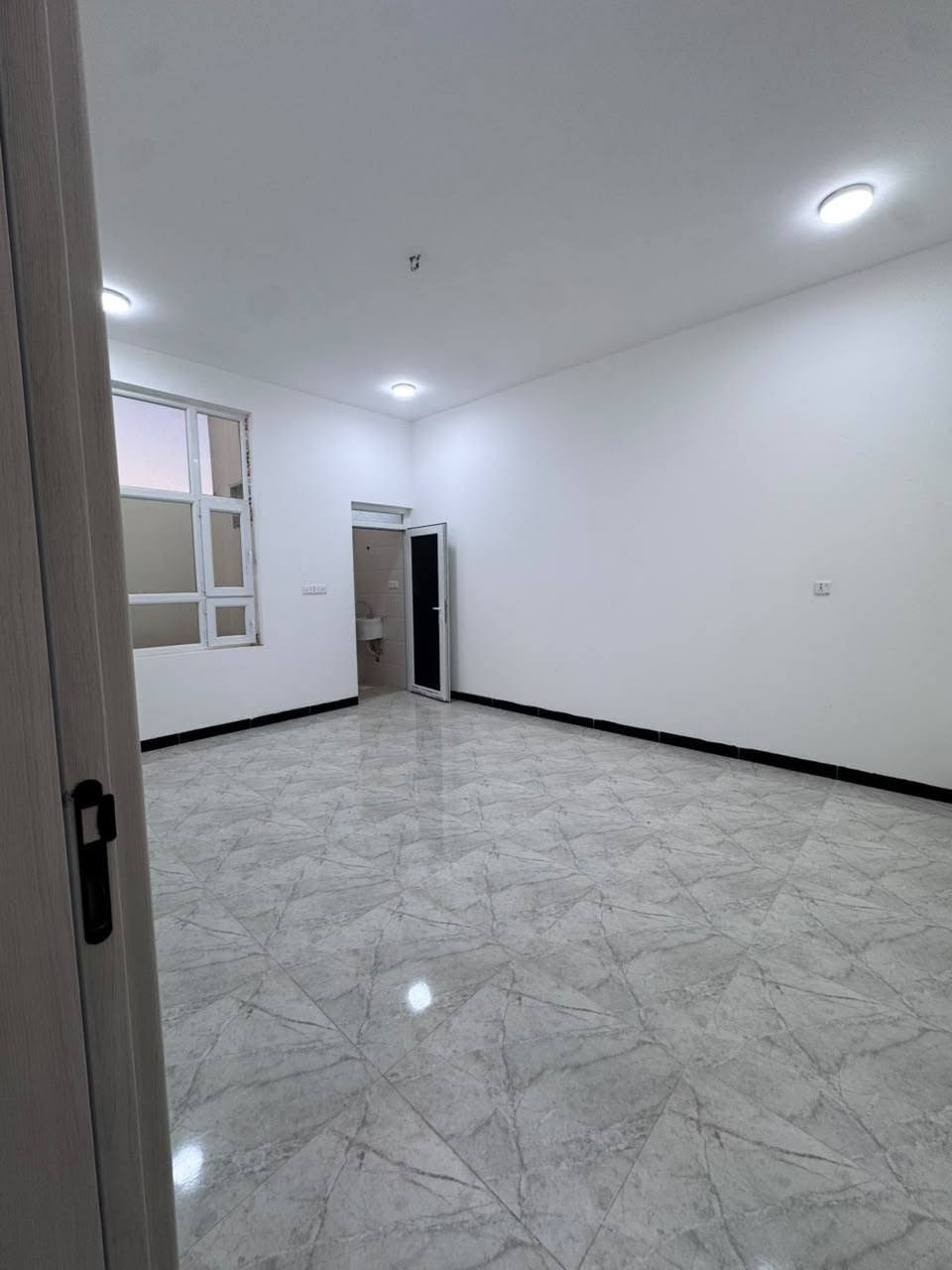للبيع دار مساحة 150 متر 7.5x20
🏡 دار حديثة للبيع – جاهزة للسكن
✅ البيت جديد بالكامل وغير مسكون سابقاً
📍 الموقع: التصنيع قرب الدفاع المدني
▪️ واجهة الدار لبخ مع تطعيمات فلين 
▪️ جوانب الدار معزولة بالكامل بمادة الفلانكوت
▪️ السطح معزول شتايكر مع فلين 
▪️ 4 غرف نوم واسعة ومريحة
▪️ 4 مرافق صحية بتشطيب متكامل
📞 للاستفسار: اتصال على رقم
*********** ☎️ مكتب الأمين للعقار على شارع 60 مقابيل مجمع طيبة 2
