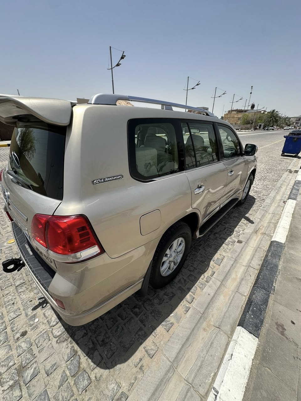 لاندكروز 2009 لون ذهبي  6 سلندر رقم بصره باسمي سنويتها تنتهي 29 السياره مكفوله كفاله عامه حتى الدعاميات مكفوله  عدا البنيد مرشوش كلير اثر جراد السياره نظيفه جدا استخدام شخصي ماشيه 205 الف كيلو حداديه جديده طخم تابر تبريد ثلاث قطع ثلاجه فتحه بالسقف حساسات مرايات كهربائيه تحكم ستيرن السعر المطلوب 280 ورقه او مرارس بلاندكروز احدث وانطي فرق 
للاستفسار *********** مكان السياره البصره
