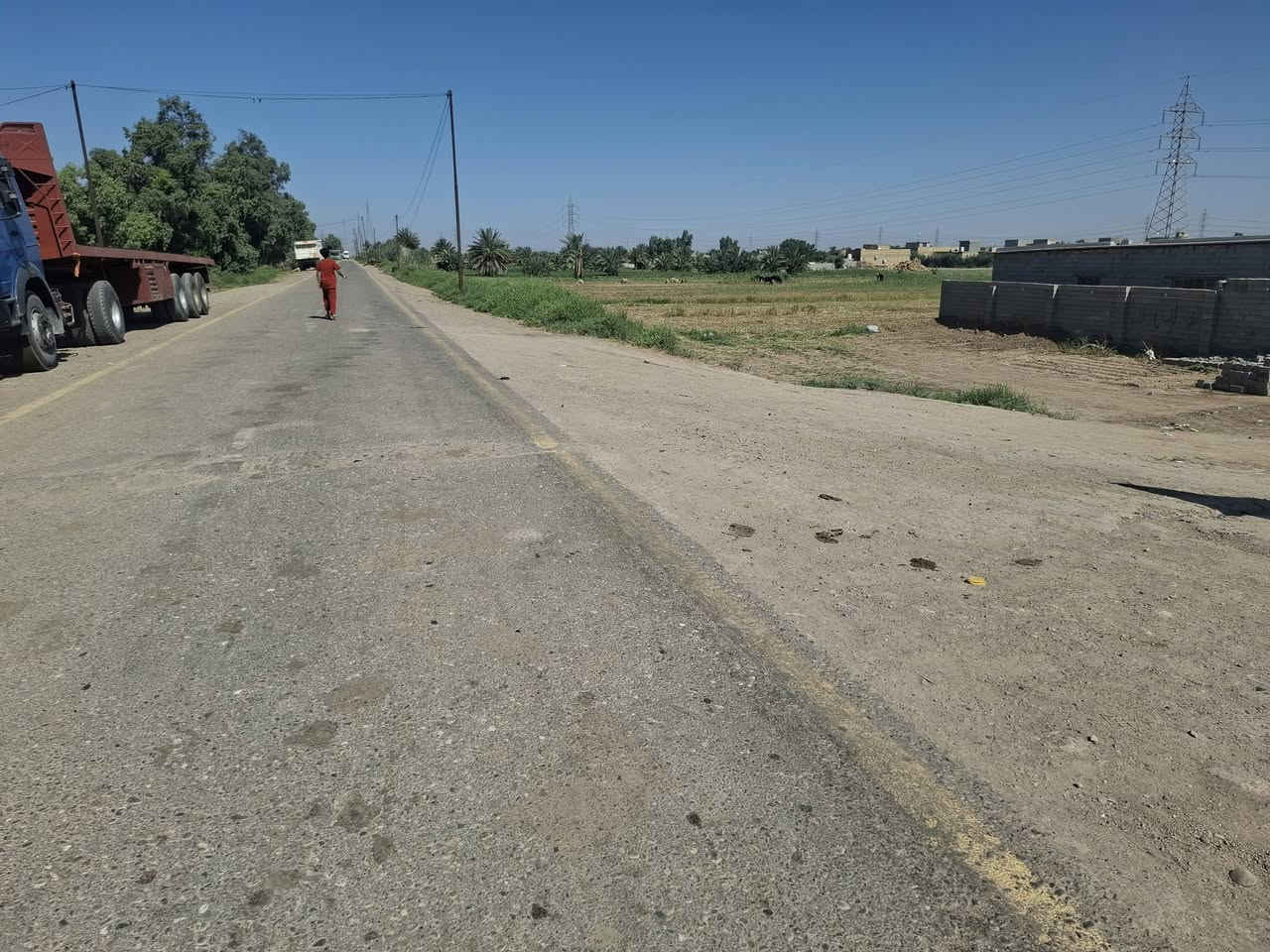 بيت للبيع غرفتين وصاله وستغبال ومطبخ خراجي وداخلي مساحته 750 متر جاهز بناء اابلوك مع محلات عدد 2 وااجه 15متر شارع عام قرب معمل التنانير طابو زراعي  للاستفسار ااكثر الاتصال ***********
