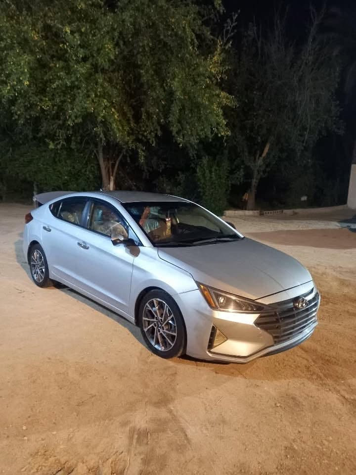 السلام عليكم للبيع هونداي النترا موديل ١٩ امريكيه 
محرك ٢٠٠٠ دوش كير AT
رقم بغداد دولي بيها أربع قطع سونار موجود
موصفات نص فول حداديه تبريد باتري تايرات 
كله جديد منضومه زنون جديده 
السعر ١١٠ وبيه مجال مكاني كربلاء 
***********
