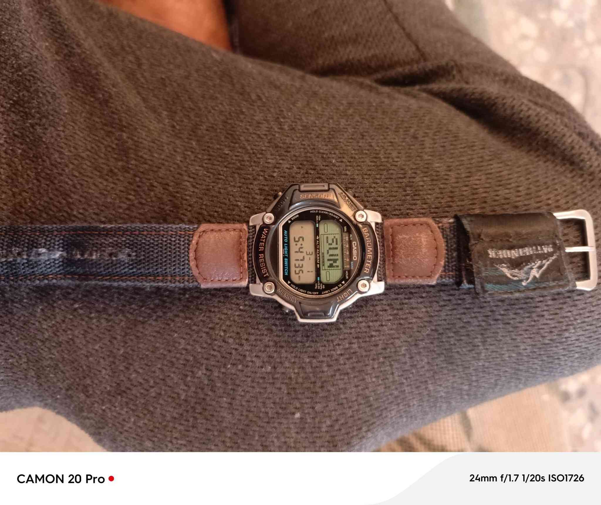 Casio Pro Trek (ويُشار إليها أيضاً بـ Pathfinder في لل بعض الأسواق)، وهي موديل كلاسيكي (Vintage) من إصدارات التسعينيات، وتحديداً موديلات مثل PRT-20 أو PRT-30 [1.1, 1.3, 1.12].
تعتبر هذه الساعة من الفئات المتطورة والمخصصة للمغامرات والأنشطة الخارجية، وإليك أبرز مواصفاتها:
1. تقنية المستشعر المزدوج (Twin Sensor)
تعتمد الساعة على مستشعرين أساسيين يوفران البيانات التالية:
مقياس الارتفاع (Altimeter): يقيس الارتفاع عن سطح البحر بناءً على الضغط الجوي [1.3, 1.10].
مقياس الضغط الجوي والحرارة (Barometer/Thermometer): يعرض الضغط الجوي الحالي ودرجة الحرارة المحيطة [1.3, 1.4].
2. العرض والتصميم
شاشة رقمية (LCD): مقسمة لعرض الوقت، التاريخ، والبيانات البيئية بشكل متزامن [1.4, 1.13].
الإضاءة: تدعم خاصية Auto Light Switch، حيث تضيء الشاشة تلقائياً عند إمالة المعصم باتجاه الوجه [1.3, 1.7].
الهيكل: مصنوع من الراتنج المتين مع حزام هجين من النايلون والجلد لضمان الراحة والقوة [1.3, 1.7].
3. الوظائف الأساسية
مقاومة الماء: مقاومة للماء حتى عمق 100 متر، مما يجعلها مناسبة للسباحة والأنشطة المائية السطحية [1.3, 1.7].
التوقيت والمنبه: تتضمن ساعة إيقاف (Stopwatch)، مؤقت تنازلي، و5 منبهات يومية [1.5].
الذاكرة: تحتوي على وظيفة Memory لتخزين سجلات الارتفاع والضغط الجوي [1.4, 1.6].
4. الصناعة
تتميز هذه النسخ القديمة بأنها صناعة يابانية (Made in Japan)، وهو ما يرفع من قيمتها لدى هواة جمع الساعات حالياً [1.3, 1.5]. للبيع نضافه 85 انتاج 1995مكاني بغداد, *********** واتساب
