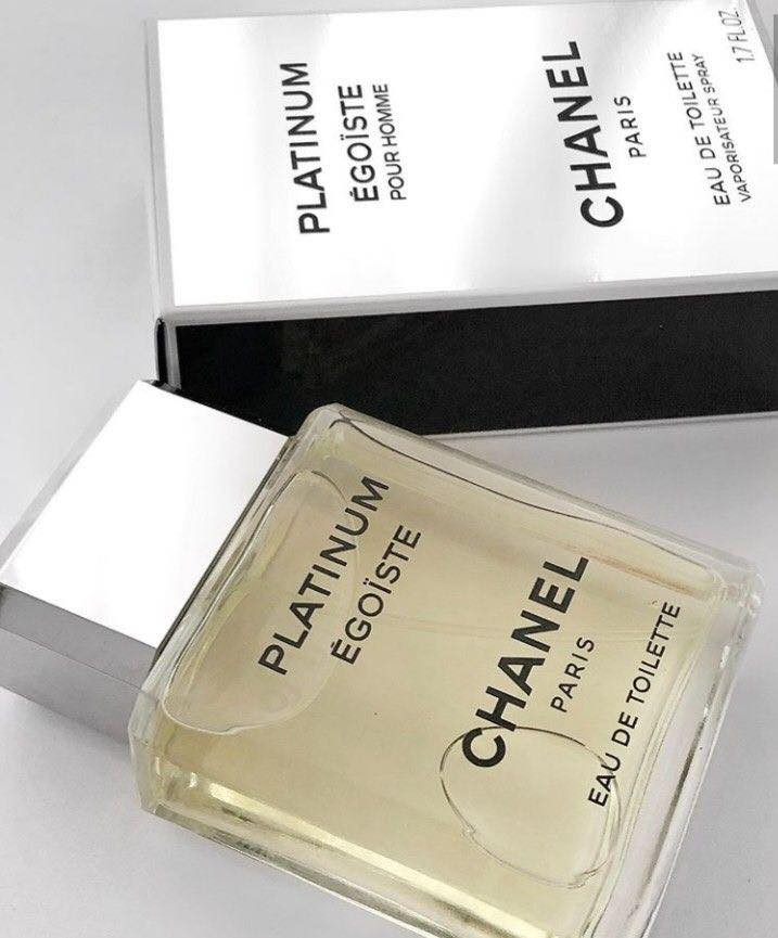 عطر بلاتينيوم ايكوست شانيل
‏Egoiste Platinum Chanel
عطر شانيل Chanel بلاتينيوم ايكوست Égoïste Platinum للرجال هو أحد أجمل العطور التي تظهر معنى الكلاسيكية بطريقة احترافية تنال اعجاب الجميع .
هذا العطر هو عطر  خشبي و حمضي و سبايسي و زهري و ((فوجيري)) في نفس الوقت ! والذي يرتديه سيستمتع بكل هذه التغيرات . عطر رائع بكل حق.

1- كلاسيكي من الطراز الأول.2 – مناسب لجميع الأوقات و المناسبات لكنه يميل الى كونه صيفي و صباحي أو نهاري3 – أحد (( أنظف )) الروائح على الاطلاق . يعطي شعور بالنظافة بطريقة جميلة جدا (( لسه محلق و ماخذ شاور بااارد))4 – منعش جدا جدا.5 -مريح و سهل الارتداء.6 – ثبات و فوحان يستحقان الاحترام.
مكونات العطر من و جهة نظري أو بطريقة أخرى ما هو واضح بالنسبة لي كمستخدم للعطر
البداية بـ اللافندر و النيرولي وزيت ورق البرتقال أو الـ petitgrain و من هذه الافتتاحية المميزة يستمد العطر كلاسيكيته و كما يظهر فالافتتاحية حمضية في الغالب
ومن ثم في قلب العطر رائحة فلفل مع رائحة تشبه الصمغ و زهر الغرنوقي المميز المريح للاعصاب مع نبات المريمية . ومن هنا يستمد العطر تميزه و خصوصيته
في قاعدة العطر يلعب العنبر و طحلب السنديان و من هنا يستمد العطر نظافته
باختصار : رائحة جميلة و نظيفة – منعش و بارد – ثبات ممتاز جدا – فوحان منطقي . تحفة عطرية تستحق الاقتناء !
100 مل EDT @ 

للطلب  مراسلتنا على الخاص 
خدمة التوصيل متوفرة لجميع المحافظات


**إذا كنت صاحب هذا الإعلان وتريد حذفه لأي سبب، رجاءا أرسل رسالة إلى الدعم الفني**