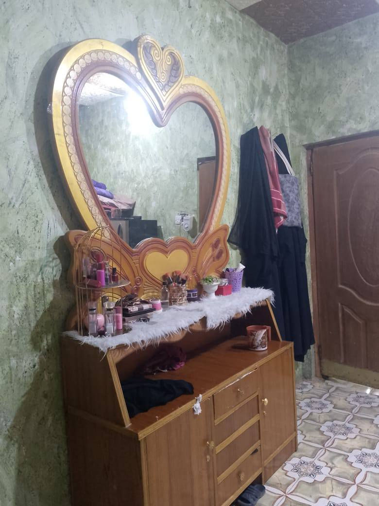 السلام عليكم اخوان غرفه اخشاب للبيع وبالاضافه بوفيه تسكام مثل ما اموضح بالصوره والجربايه فقط التخته من غير التاج السعر كلش رخيص 400 وبيها مجال للشراي بيه خير ويدلل رقم الهاتف *********** مامتواجد على الفيس اخوان
