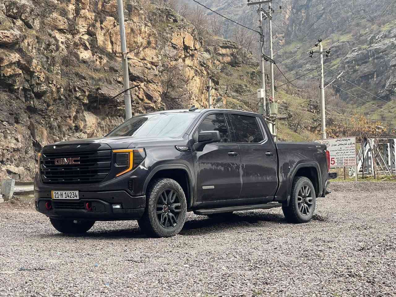 جمسي سيرا 2023 الفيشن

اصدار مميز x31 اوف رود 

GMC X31 خيارًا مُوجهًا للطرق الوعرة لشاحنات
وهي في الأساس 
بديل لعلامة 
Z71 

 GMC. وتضيف ترقيات وظيفية تشمل ممتصات صدمات Rancho®، وعلبة نقل ثنائية السرعات (مع وضع 4-منخفض)، وصفائح حماية، وإطارات لجميع التضاريس، ونظام التحكم في نزول المنحدرات لتحسين القدرة.

محرك  v8 5300

فول مواصفات 

داخل شكل الجديد

شاشه كبيره 
بصمه تشغيل 
بصمة ابواب 
تشغيل عن بعد 
باب طويل المرغوب

باب خلفي  3 قطع
رباعي 4x4
 محرك V8 5.3 
اوتو ستارت 
شاحن واير ليس

ويل كب 
لايت لد زنون 
بروجكتر زنون 
شاشه كاميرا 

ماشيه 38 الف 

مكان السياره بغداد حي الحسين خلف كليه الرشيد 

للتواصل  ***********
