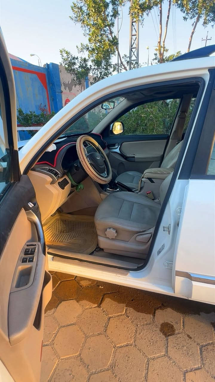 رقم واسط
سياره حلوه وحداديه تخم تاير 
ماشيه 141
السياره بيها شويه صبغ بالباب خلف الصدر
والباقي مكفول
كير ميكانيكي
كامره وشاشه 
مكان السياره 
واسط كوت 
السعر اتصال عله الرقم
***********
