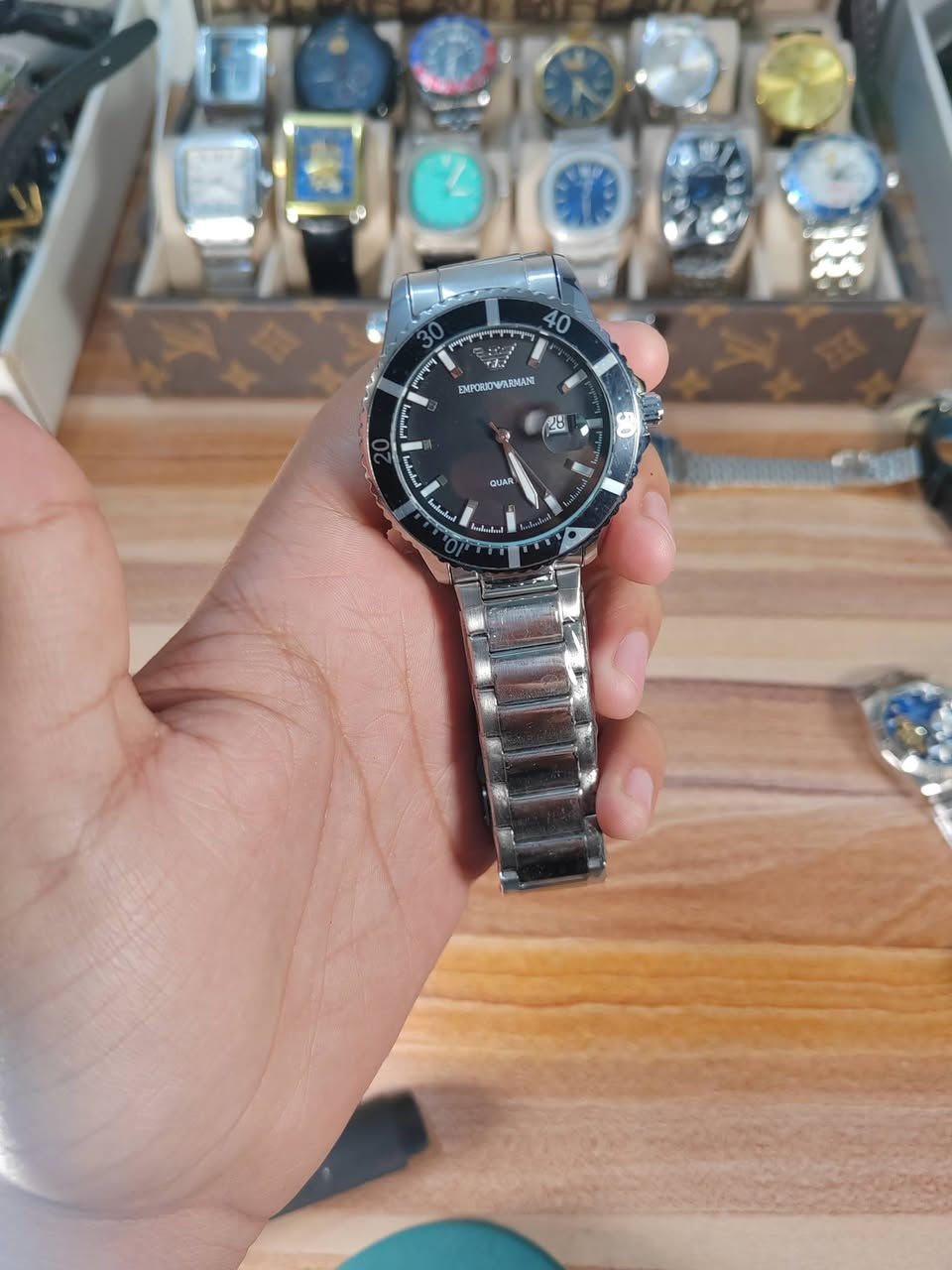 السلام عليكم
3 قطع ارماني
طوق دوار
أميال وأرقام مضيئة بالظلام
منفذ تاريخ وعدسة مكبرة
مختم
قفل بحري
20 الف
*********** واتساب
