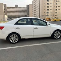 سيراتو 2013 فول واحد على واحد بيها ضربه بحافه باب السايق موضحه بل صور ...