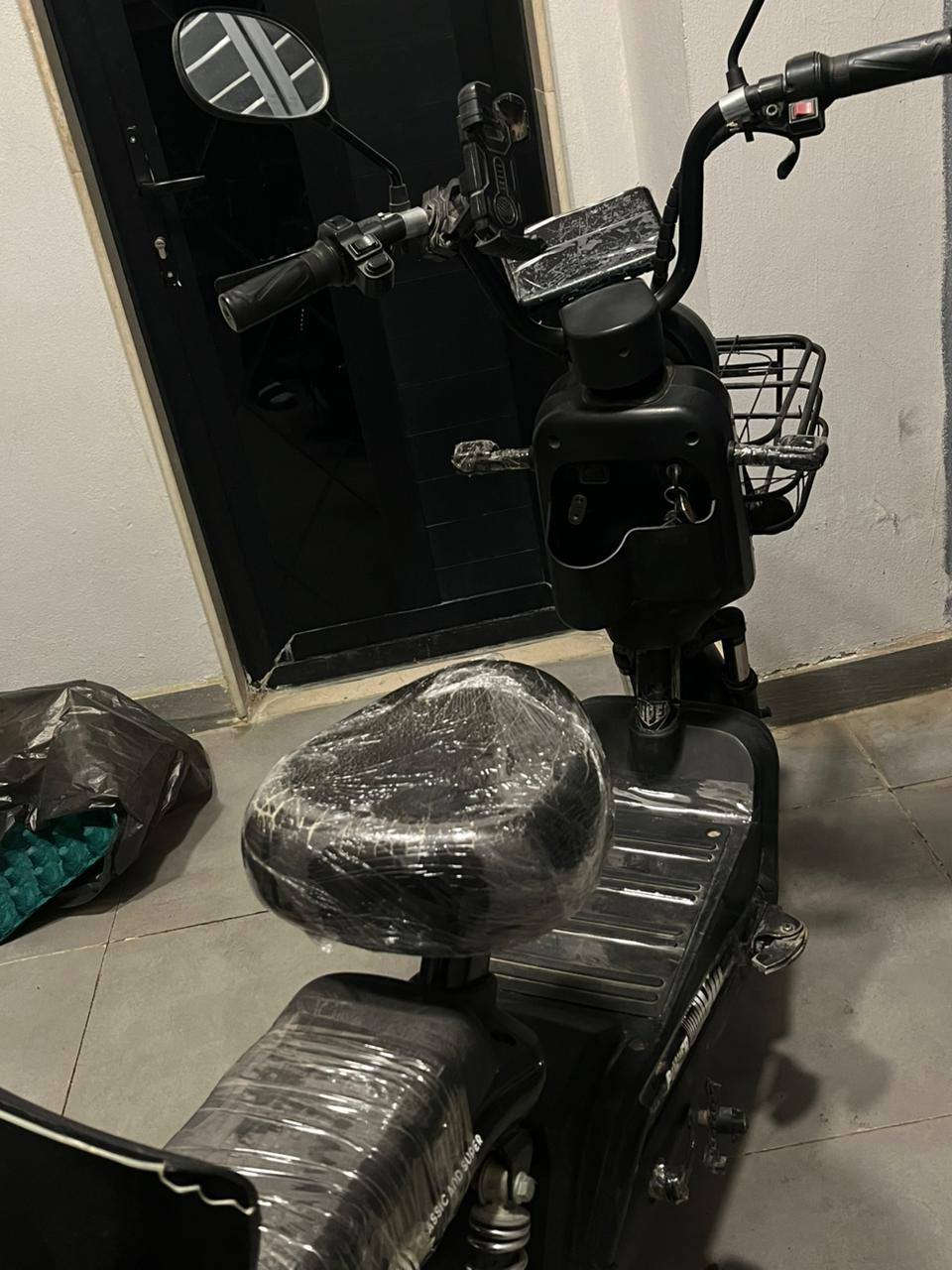 السلام عليكم
دراجه شحن قياس 14 للبيع 
الدراجه نظيفه ومرتبه بس مابيهه بطاريات ٫ السعر 100 وبيهه مجال
للتواصل : ***********
