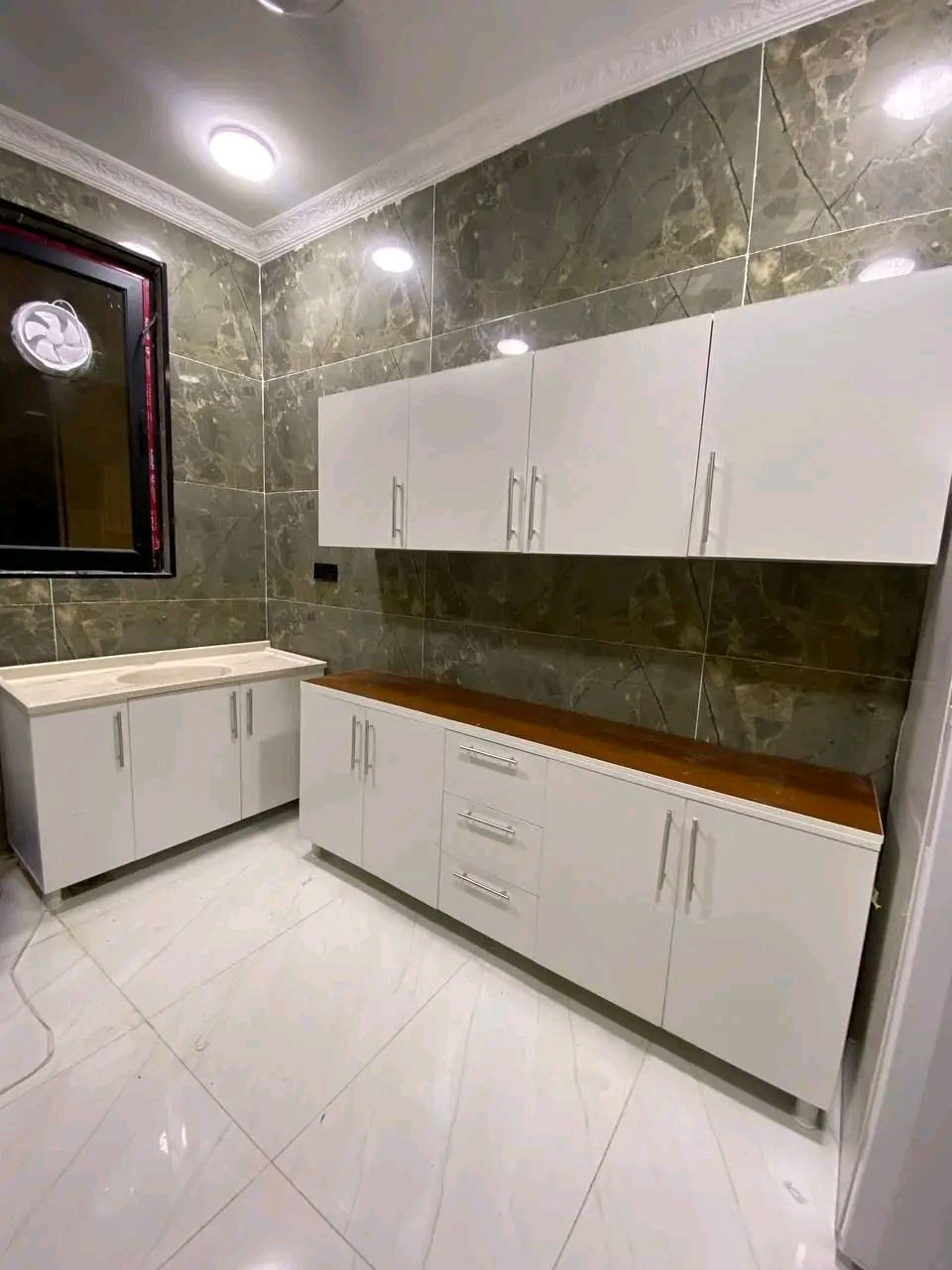 كاونتر متر ونص ارضي وملحق + سنك متر و٢٠ 
يوجد خدمة توصيل لكل محافظات العراق
..


**إذا كنت صاحب هذا الإعلان وتريد حذفه لأي سبب، رجاءا أرسل رسالة إلى الدعم الفني**