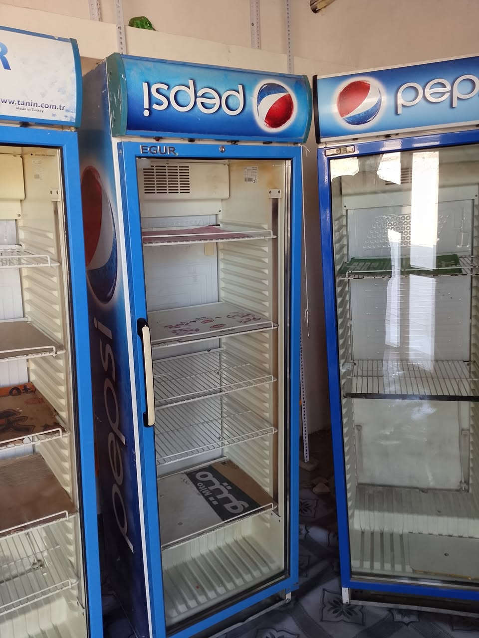 براد عدد 4 اخو الجديد شرط العمل سعر  مليون  600 ألف مع المجال (((حي النضال الشارع الفاصل بين حي النضال وحي الغدير ))) *********** مع رفوف جديد جداً 40 متر
