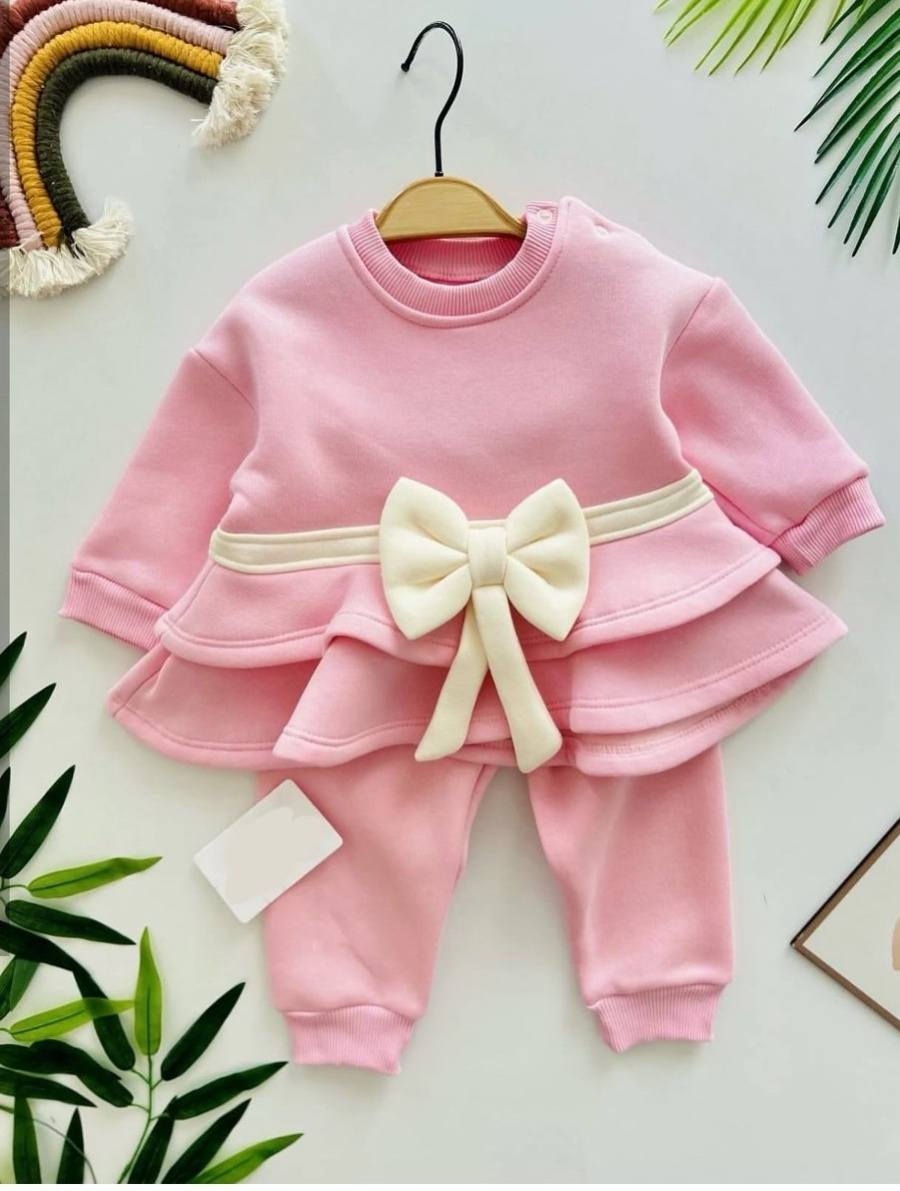 فخامة الشتاء في طقم واحد! 🎀
#​منو_أكثر_لون_حبيتوا؟ الوردي 🌸 أم البيج 🪵؟
تراكسود بناتي مبطن، قمة في الأناقة والراحة لطفلتك.
القياسات متوفرة من 6 أشهر إلى سنتين.
​الحجز والاستفسار واتساب *********** 📲
وصلنا حديثاً تركسود شتوي "مبطن" بجودة عالية جداً. مثالي للطلعات والمناسبات البسيطة بفضل تصميمه الراقي.
​✅ قماش ناعم على بشرة الطفل.
​✅ بطانة داخلية دافئة جداً.
​✅ ألوان ثابتة وتصميم مميز بفيونكة "أوف وايت".
​تفضلوا بزيارتنا في البسه الكرم للاطفال _ موصل حي سومر ، أو اطلبوا الآن عبر الخاص! 📩
