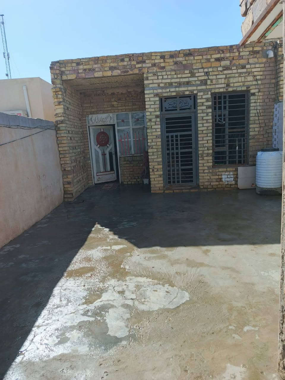 بيت مساحه 150 مجبس حي الصدر ع الشارع مقابل حسينيه ابو جواد ***********
