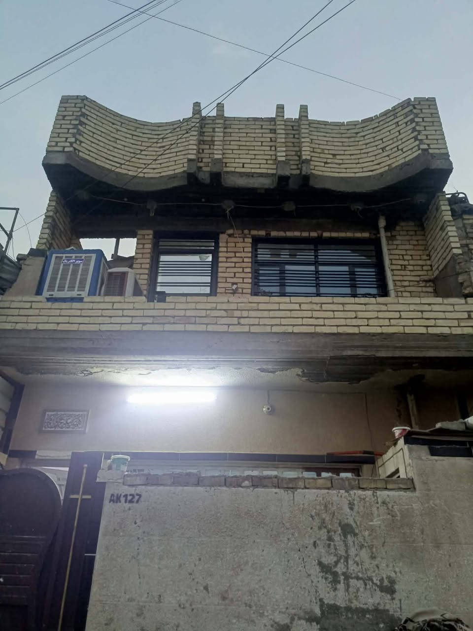 بيت مساحه 72موقع تراث الشرطه الخامسه قرب مدرسه 6كانون يحتوي البيت ع طابقين ثلث غرف نوم وصاله ومطبخ وخدمات وبناء جديد كلشي جديد والاستفسار ع هاذ الرقم ‏‪***********‬‏
