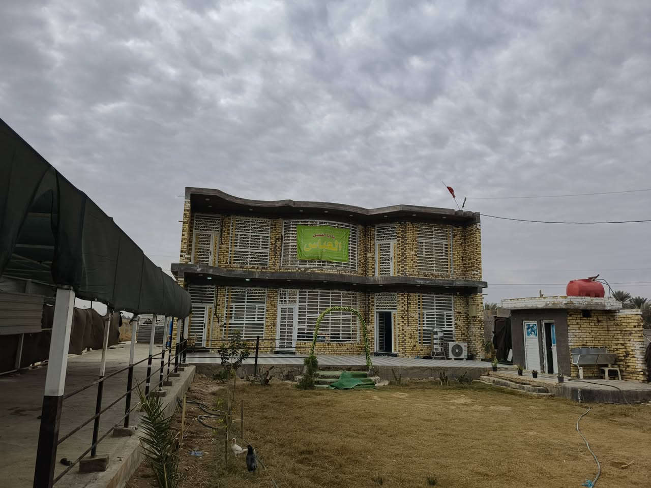 السلام عليكم/للبيع دونم يحتوي على بيتين مساحه البيت الواحد /270/الموقع بابل /تبعد عن الامام بكر (ع)كيلو الاستفسار على  الرقم التالي /***********
