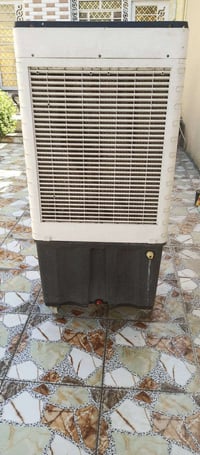 كومفيرة حجم وسط للبيع نوع رويال نظيفة وشغالة 3سرعات على وضع الشركة بدو...